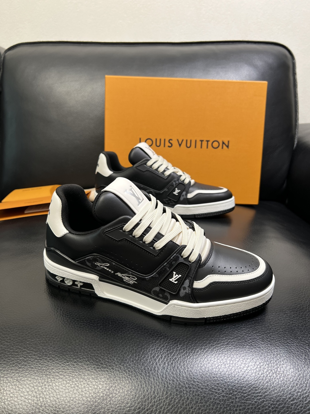 Lv 高品质 顶级工艺品 路易威登，专柜同步原厂配置，鞋面意大利进口，高品质拼接缤纷色彩复杂工艺品，进口