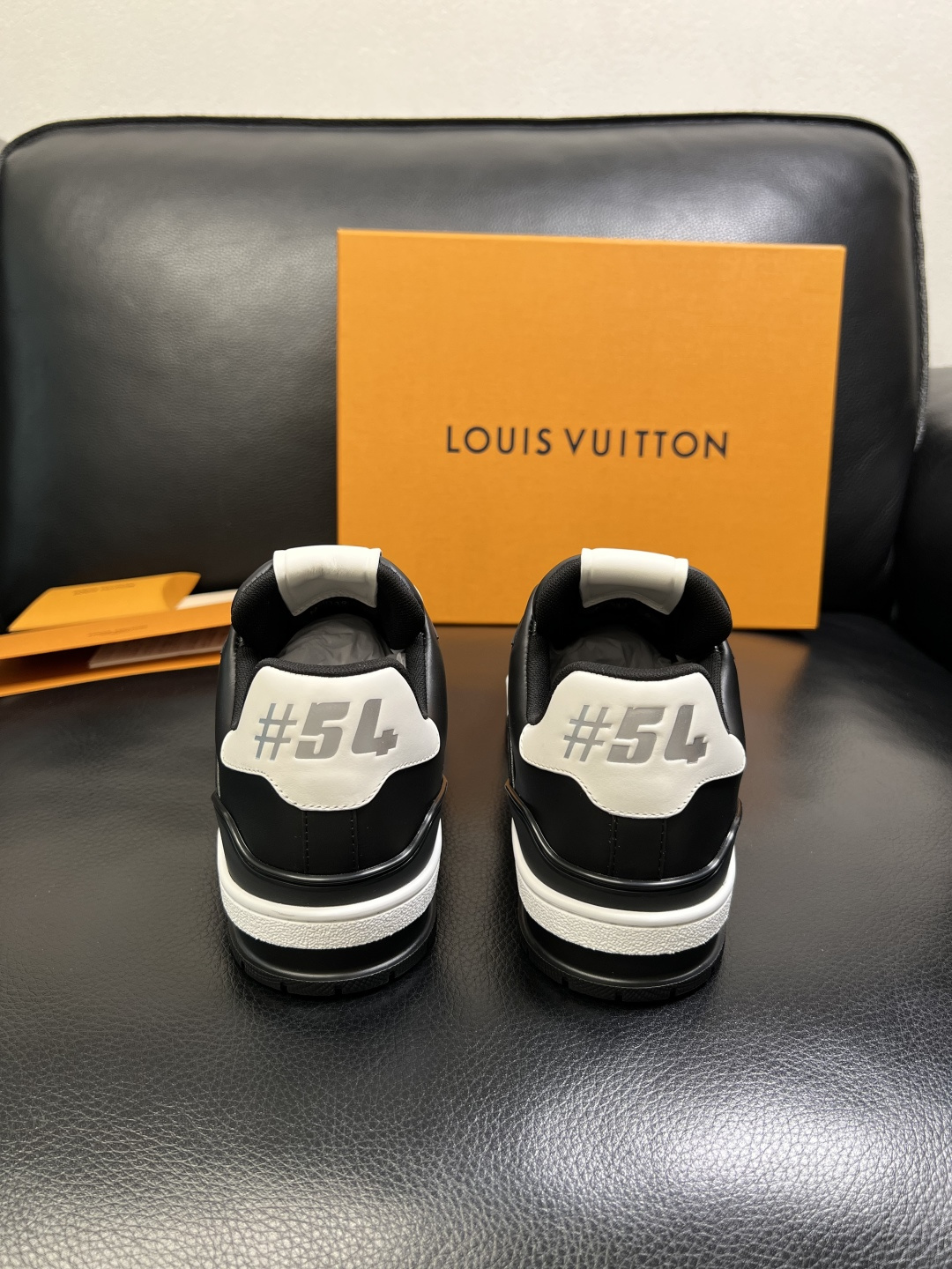 Lv 高品质 顶级工艺品 路易威登，专柜同步原厂配置，鞋面意大利进口，高品质拼接缤纷色彩复杂工艺品，进口