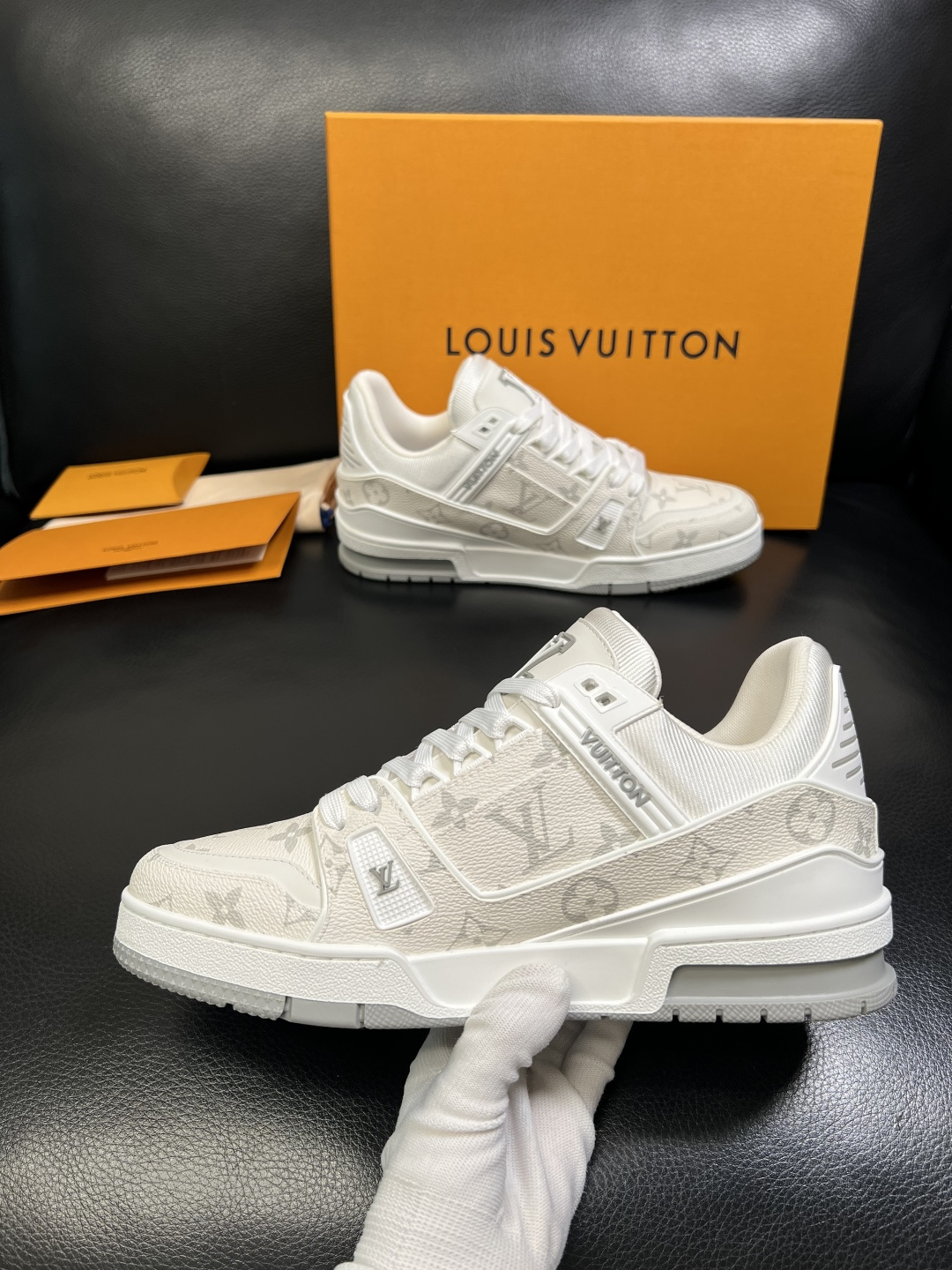 Lv 高品质 顶级工艺品 路易威登，专柜同步原厂配置，鞋面意大利进口，高品质拼接缤纷色彩复杂工艺品，进口