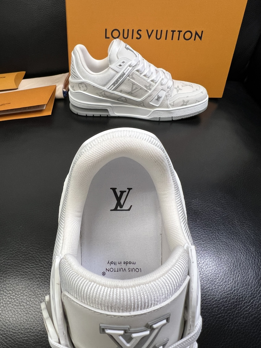 Lv 高品质 顶级工艺品 路易威登，专柜同步原厂配置，鞋面意大利进口，高品质拼接缤纷色彩复杂工艺品，进口