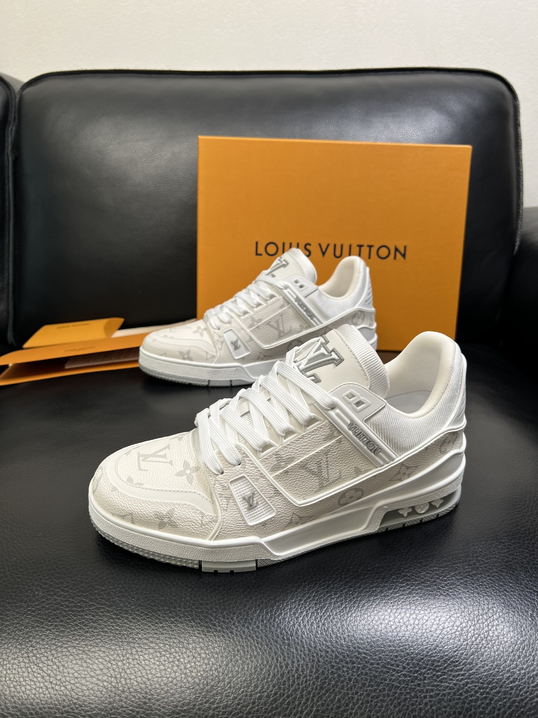 Lv 高品质 顶级工艺品 路易威登，专柜同步原厂配置，鞋面意大利进口，高品质拼接缤纷色彩复杂工艺品，进口