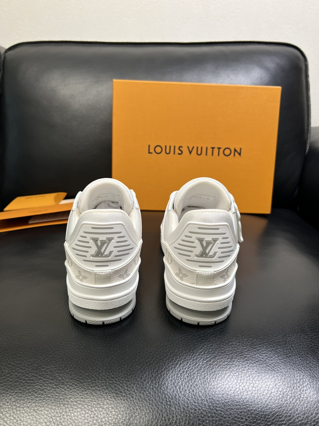 Lv 高品质 顶级工艺品 路易威登，专柜同步原厂配置，鞋面意大利进口，高品质拼接缤纷色彩复杂工艺品，进口