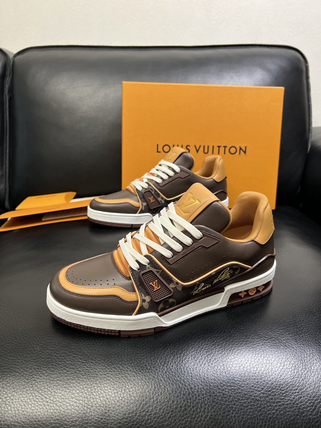 Lv 高品质 顶级工艺品 路易威登，专柜同步原厂配置，鞋面意大利进口，高品质拼接缤纷色彩复杂工艺品，进口