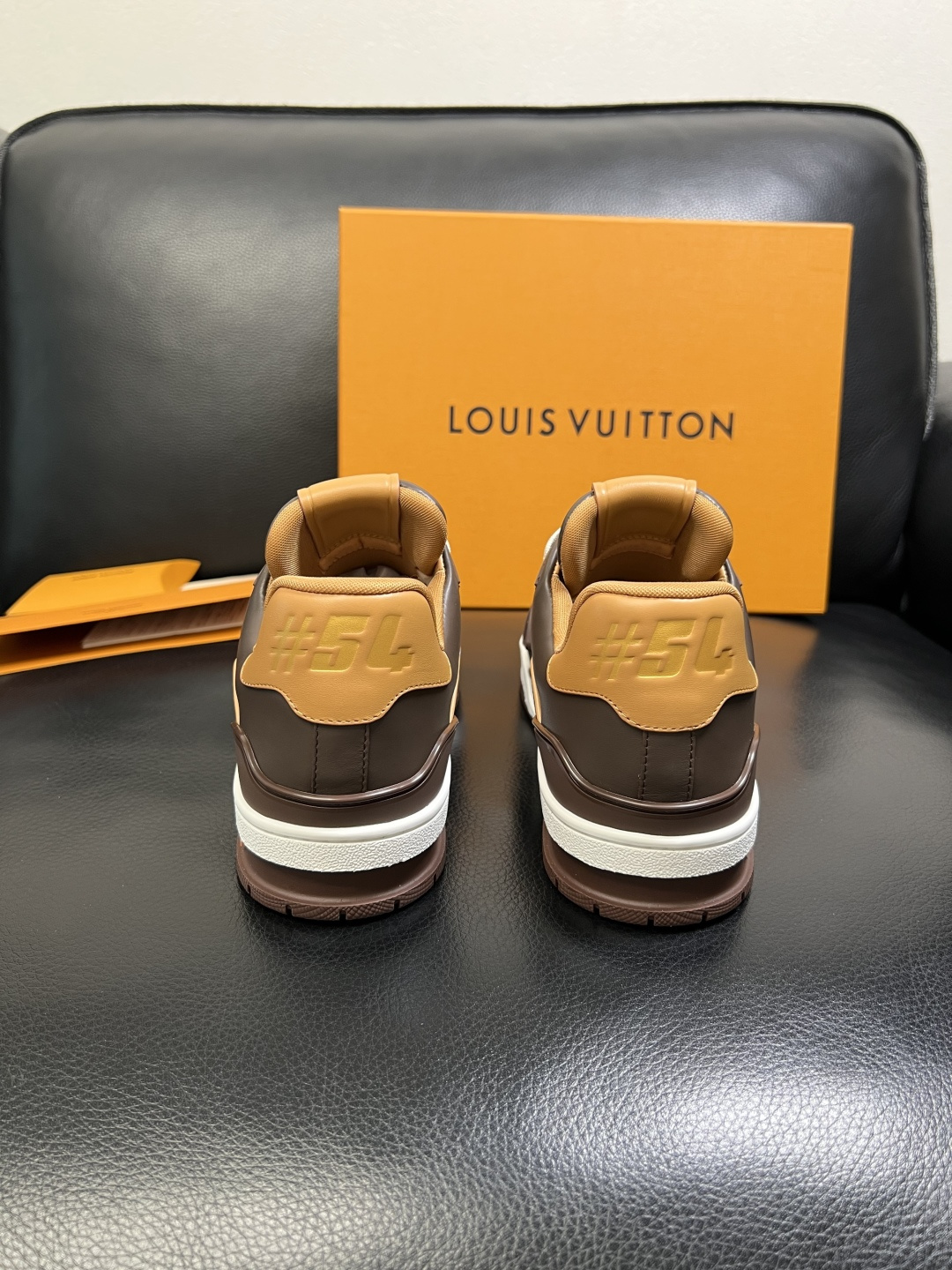 Lv 高品质 顶级工艺品 路易威登，专柜同步原厂配置，鞋面意大利进口，高品质拼接缤纷色彩复杂工艺品，进口