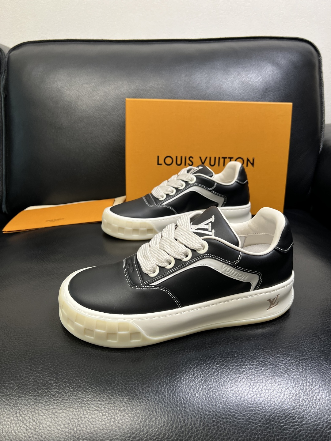 Lv 高品质 顶级工艺品 路易威登，运动板鞋专柜同步，鞋面意大利进口，高品质拼接缤纷色彩复杂工艺品，进口