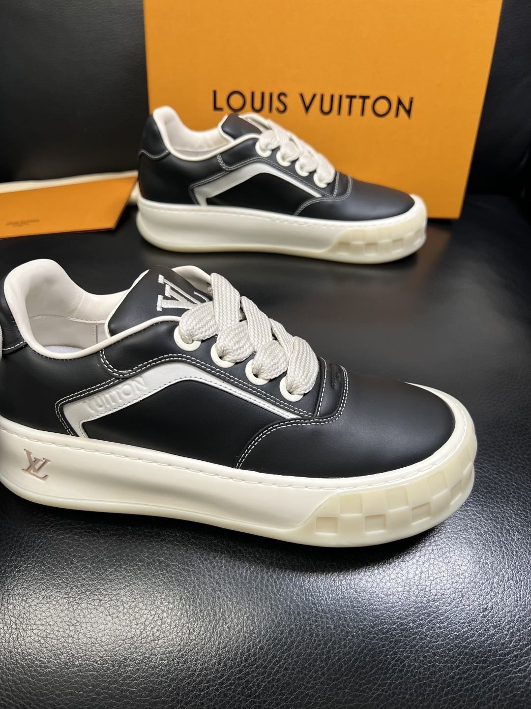 Lv 高品质 顶级工艺品 路易威登，运动板鞋专柜同步，鞋面意大利进口，高品质拼接缤纷色彩复杂工艺品，进口