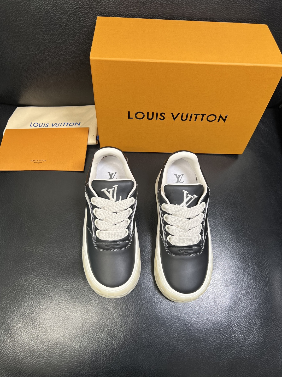 Lv 高品质 顶级工艺品 路易威登，运动板鞋专柜同步，鞋面意大利进口，高品质拼接缤纷色彩复杂工艺品，进口