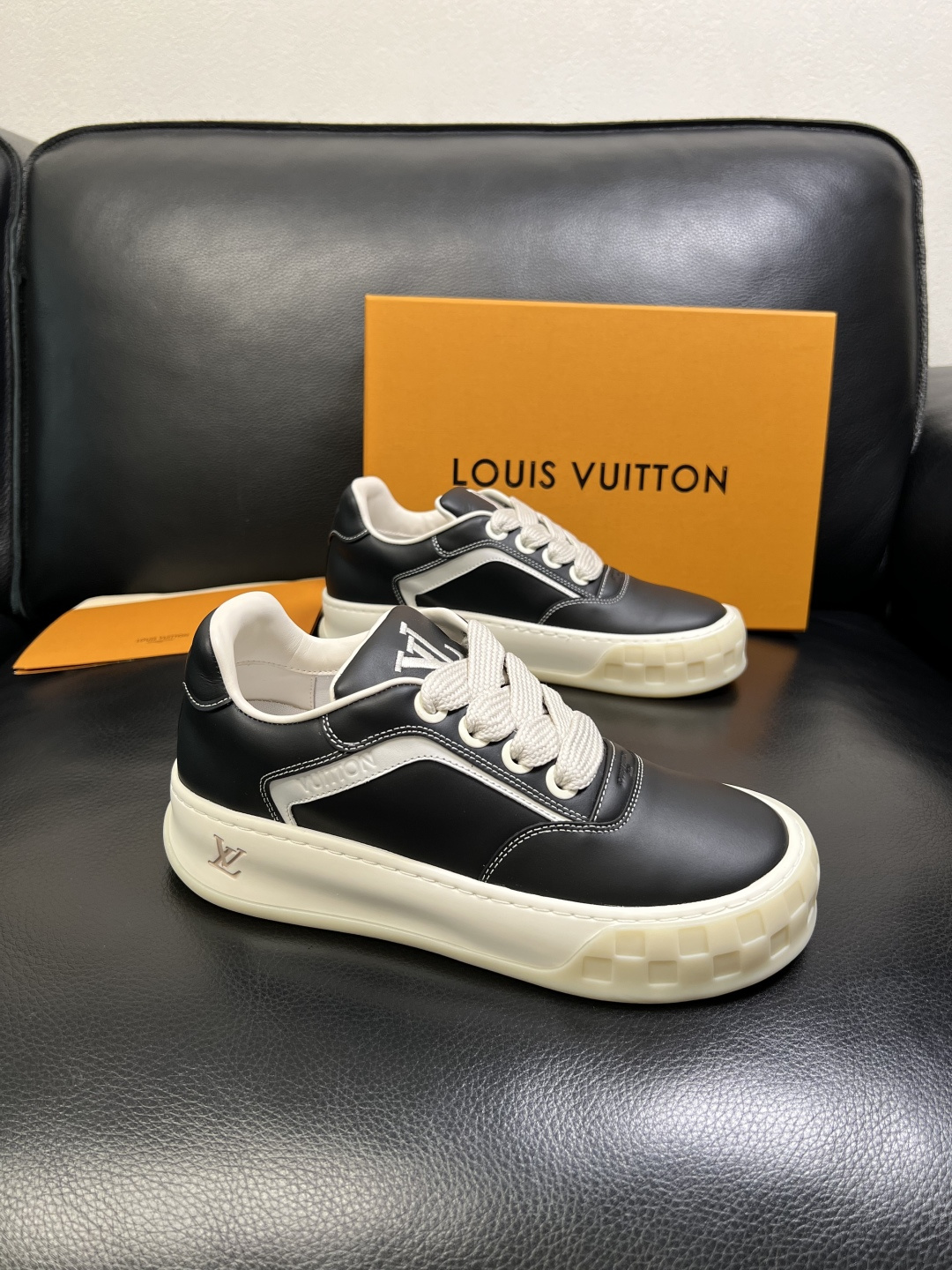 Lv 高品质 顶级工艺品 路易威登，运动板鞋专柜同步，鞋面意大利进口，高品质拼接缤纷色彩复杂工艺品，进口