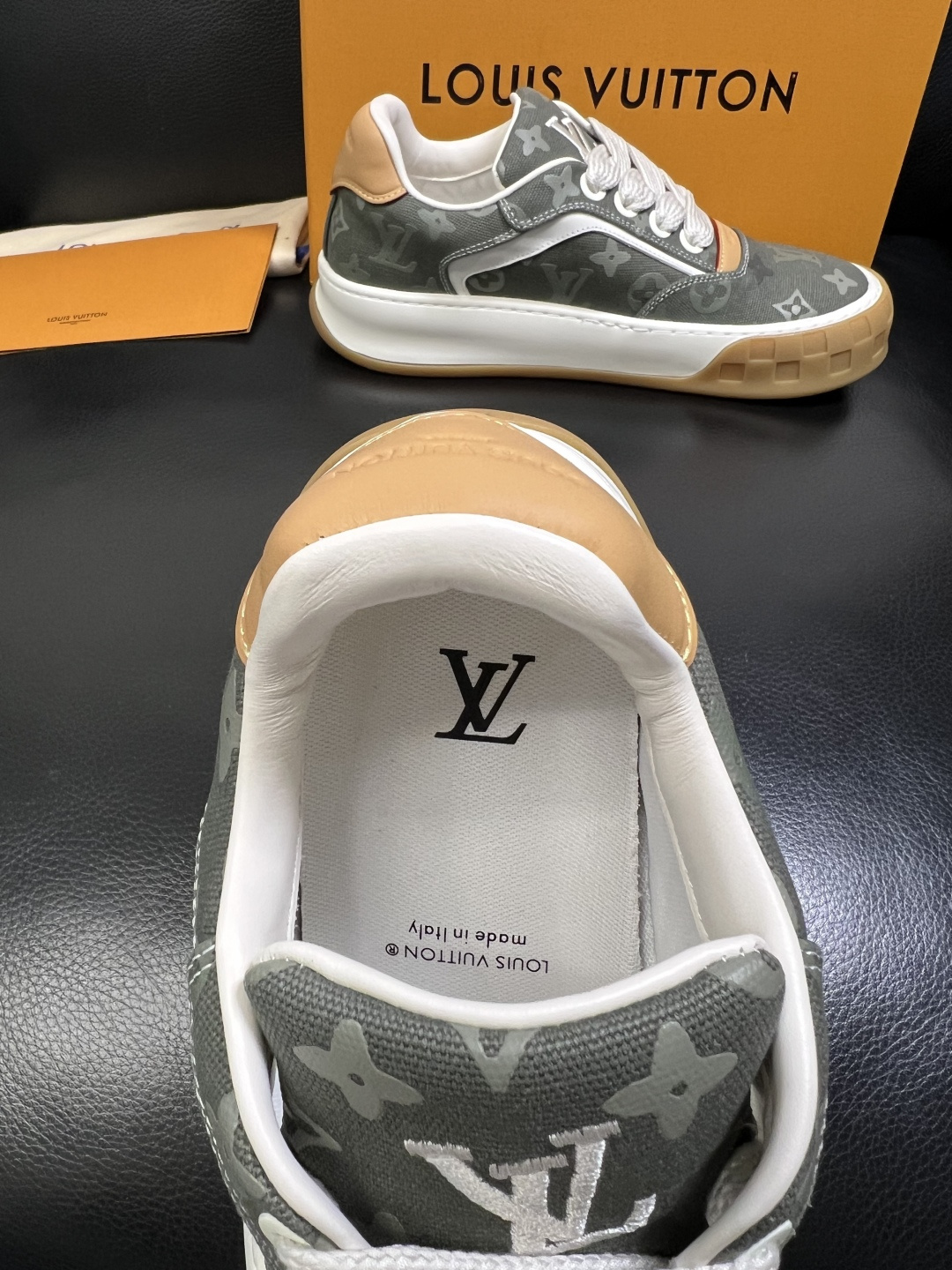 Lv 高品质 顶级工艺品 路易威登，运动板鞋专柜同步，鞋面意大利进口，高品质拼接缤纷色彩复杂工艺品，进口