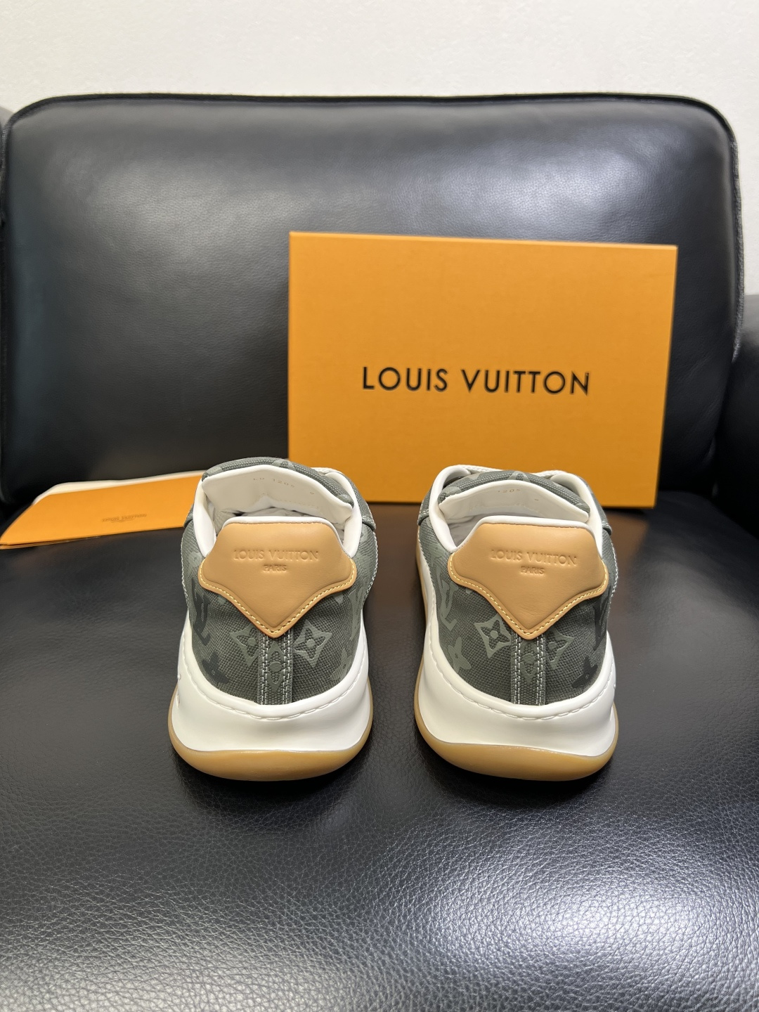 Lv 高品质 顶级工艺品 路易威登，运动板鞋专柜同步，鞋面意大利进口，高品质拼接缤纷色彩复杂工艺品，进口