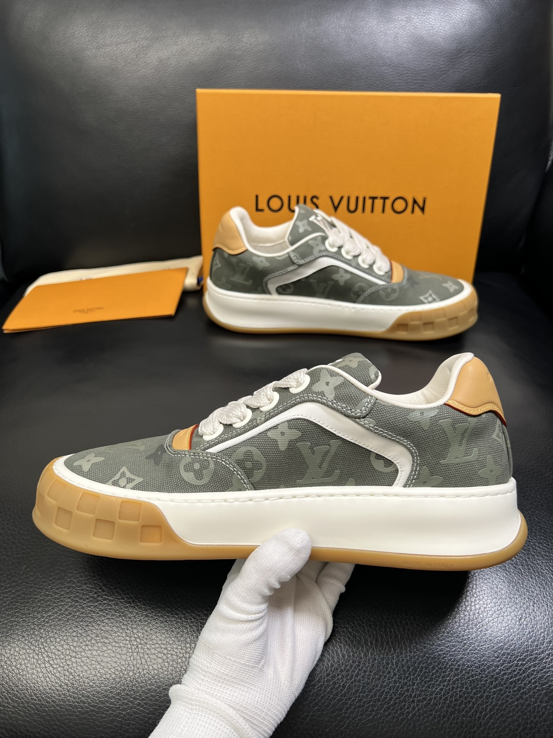 Lv 高品质 顶级工艺品 路易威登，运动板鞋专柜同步，鞋面意大利进口，高品质拼接缤纷色彩复杂工艺品，进口