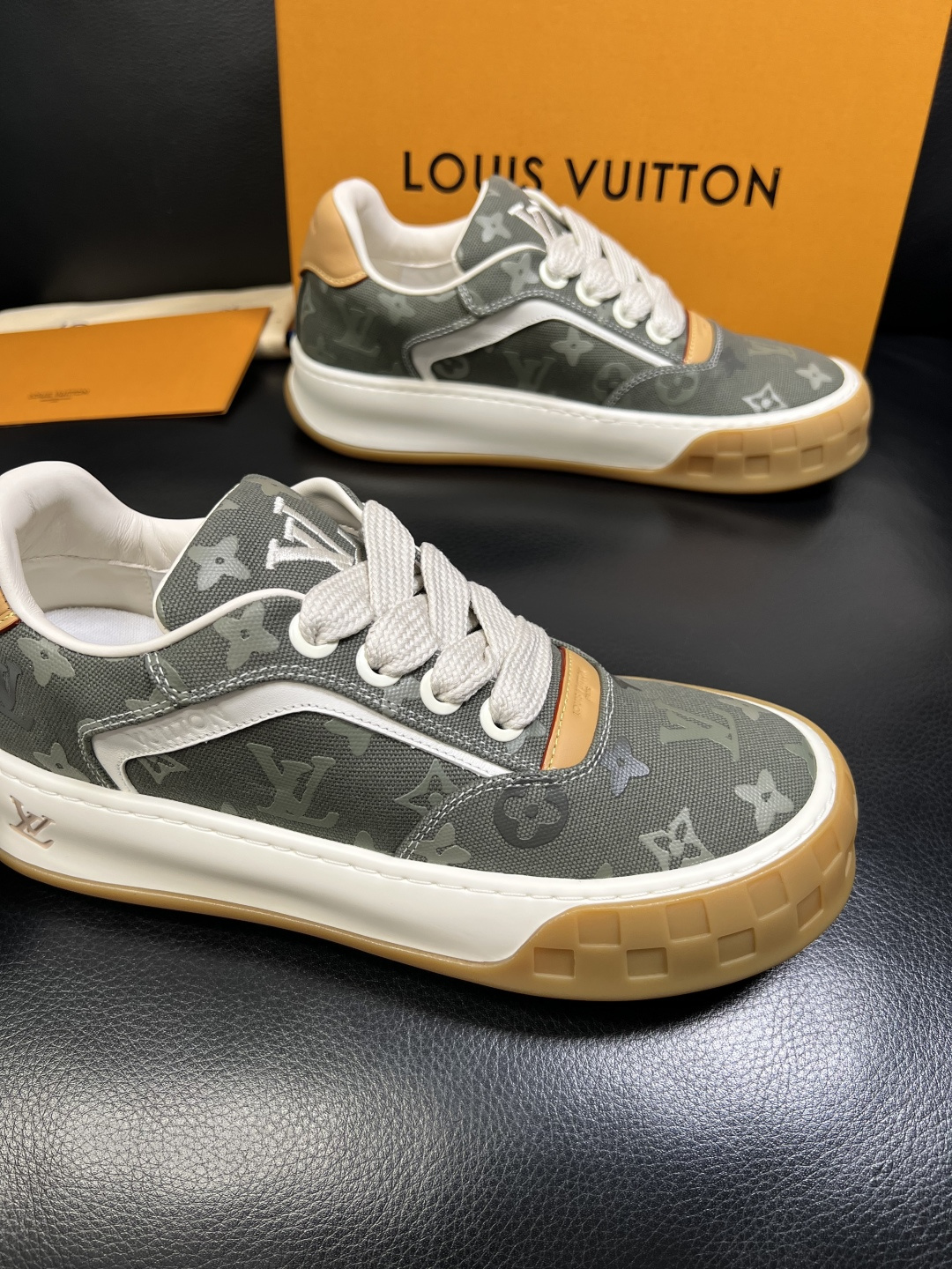 Lv 高品质 顶级工艺品 路易威登，运动板鞋专柜同步，鞋面意大利进口，高品质拼接缤纷色彩复杂工艺品，进口