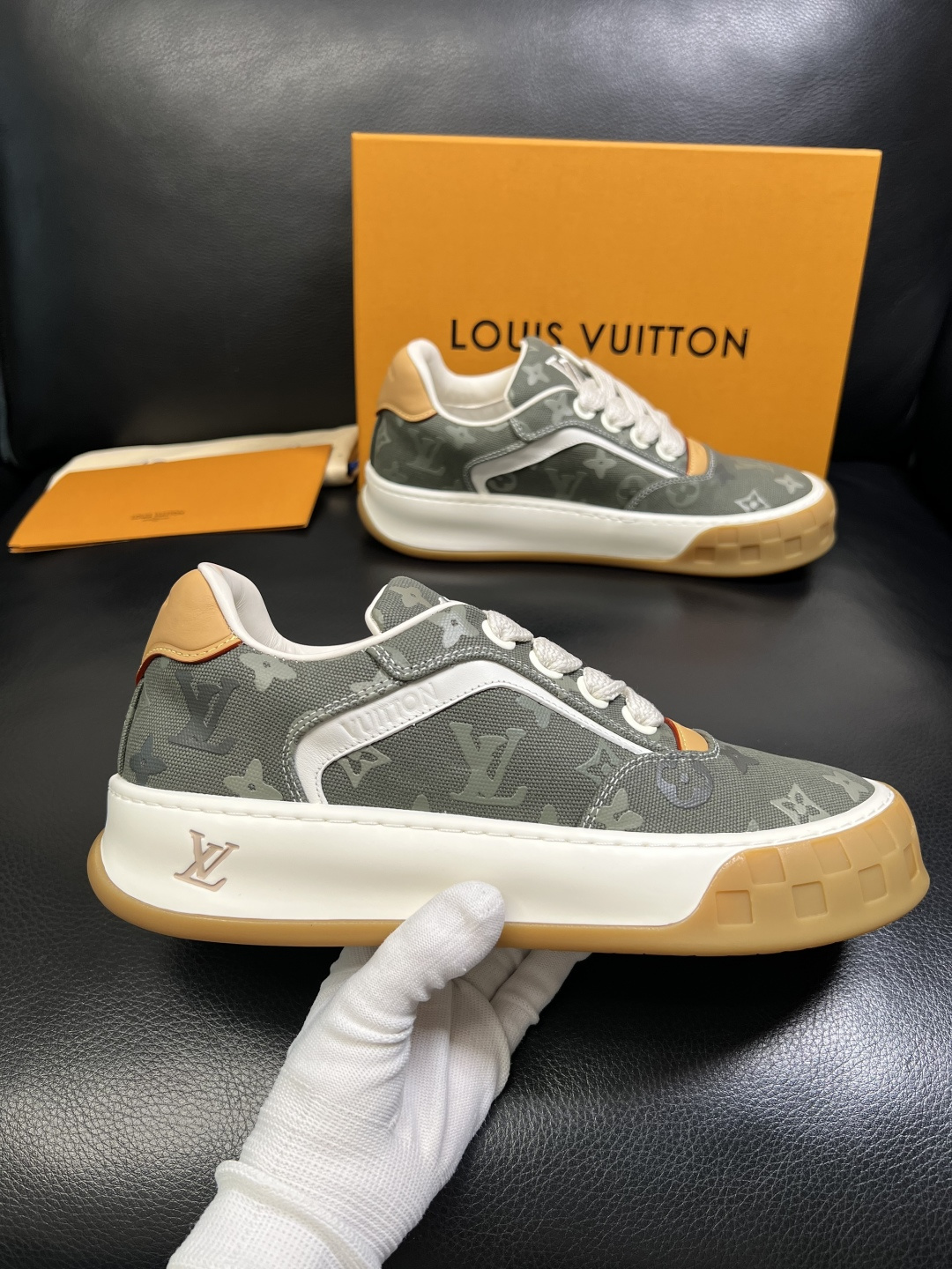 Lv 高品质 顶级工艺品 路易威登，运动板鞋专柜同步，鞋面意大利进口，高品质拼接缤纷色彩复杂工艺品，进口