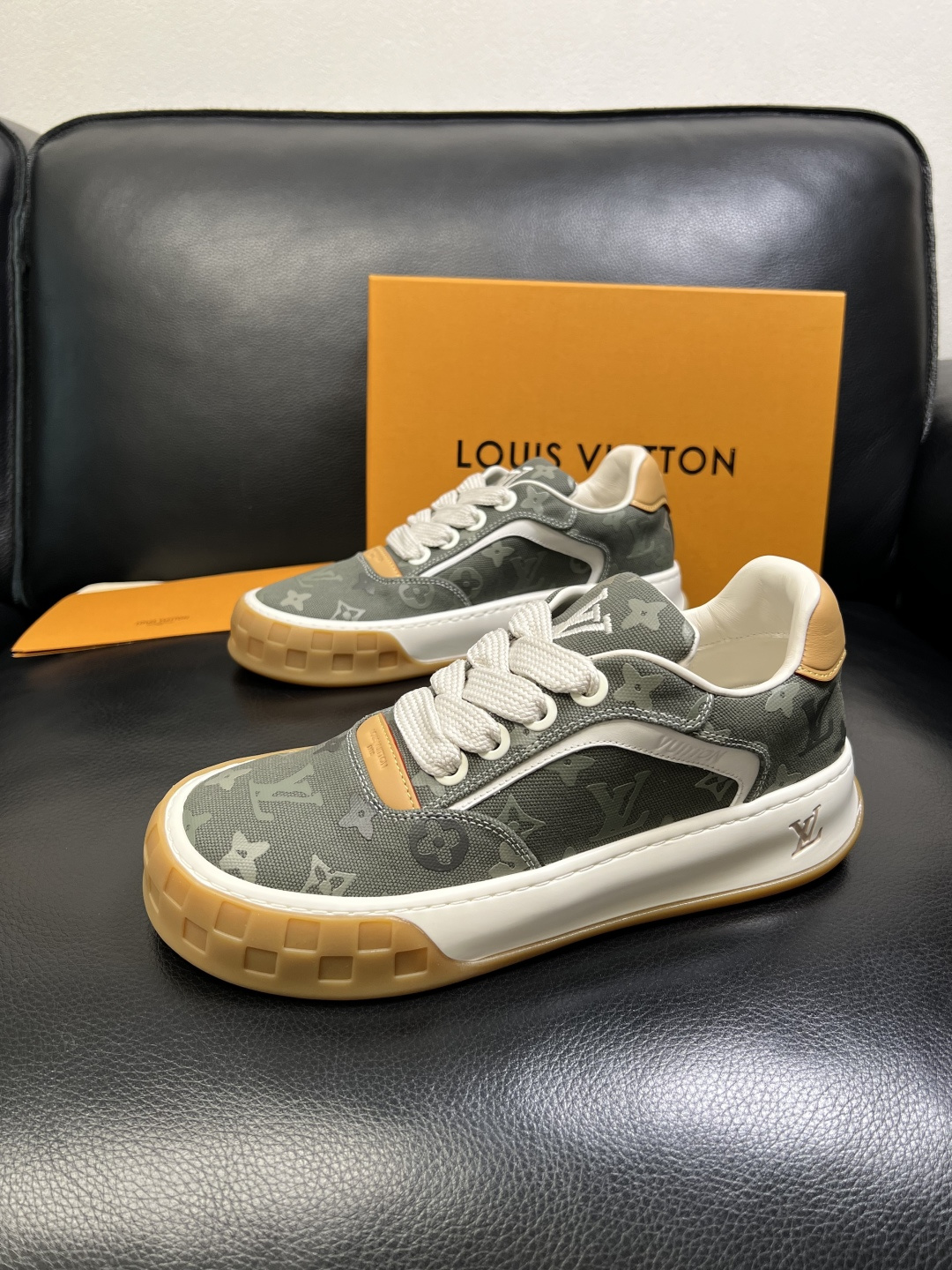 Lv 高品质 顶级工艺品 路易威登，运动板鞋专柜同步，鞋面意大利进口，高品质拼接缤纷色彩复杂工艺品，进口