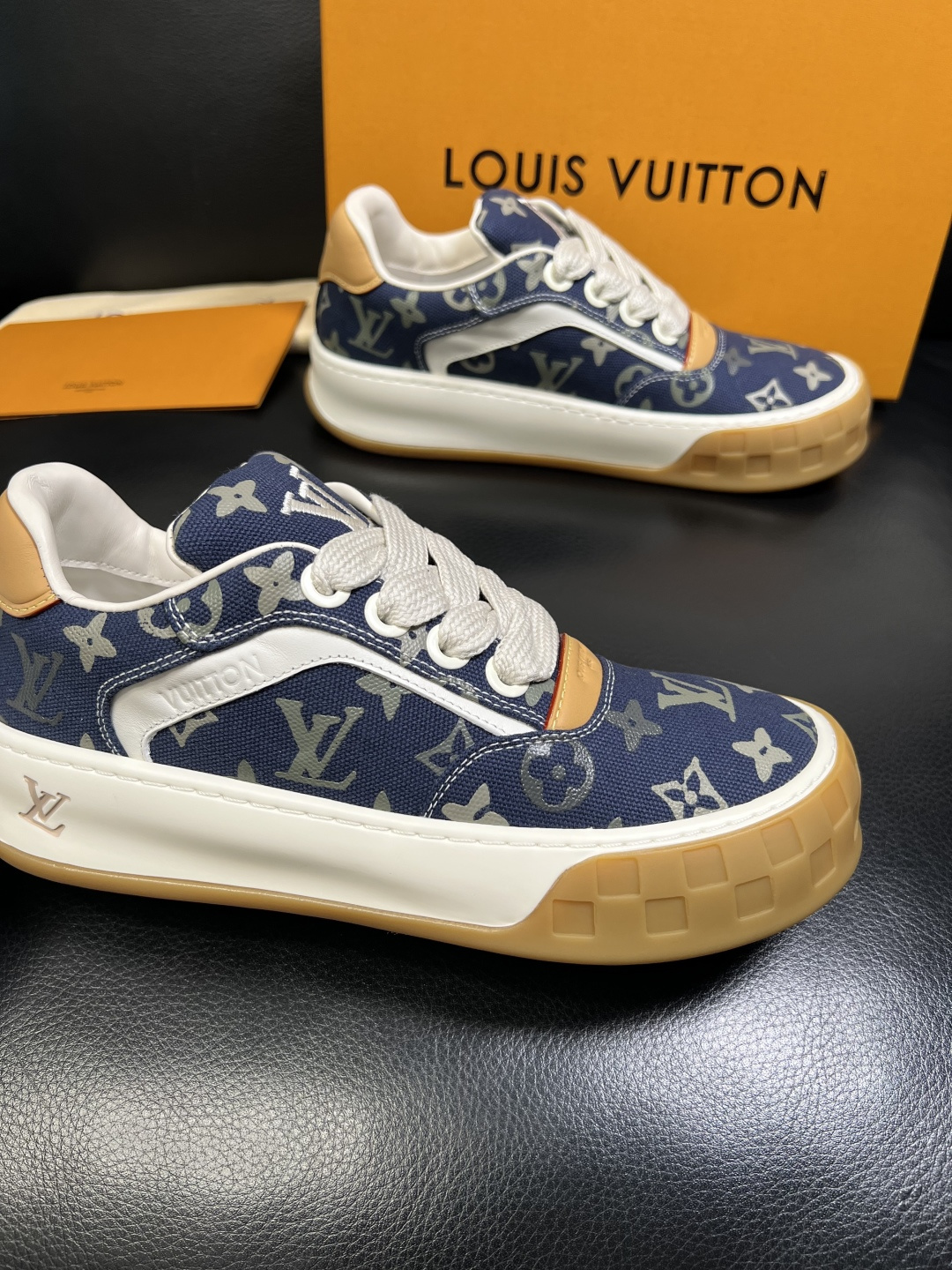 Lv 高品质 顶级工艺品 路易威登，运动板鞋专柜同步，鞋面意大利进口，高品质拼接缤纷色彩复杂工艺品，进口