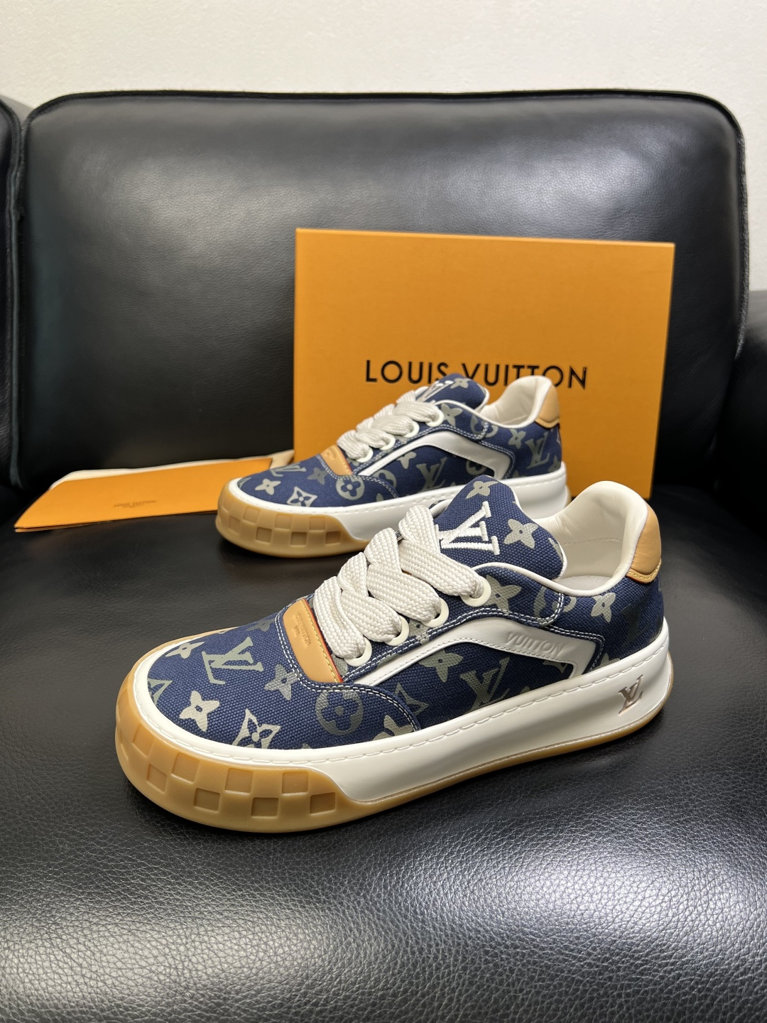 Lv 高品质 顶级工艺品 路易威登，运动板鞋专柜同步，鞋面意大利进口，高品质拼接缤纷色彩复杂工艺品，进口