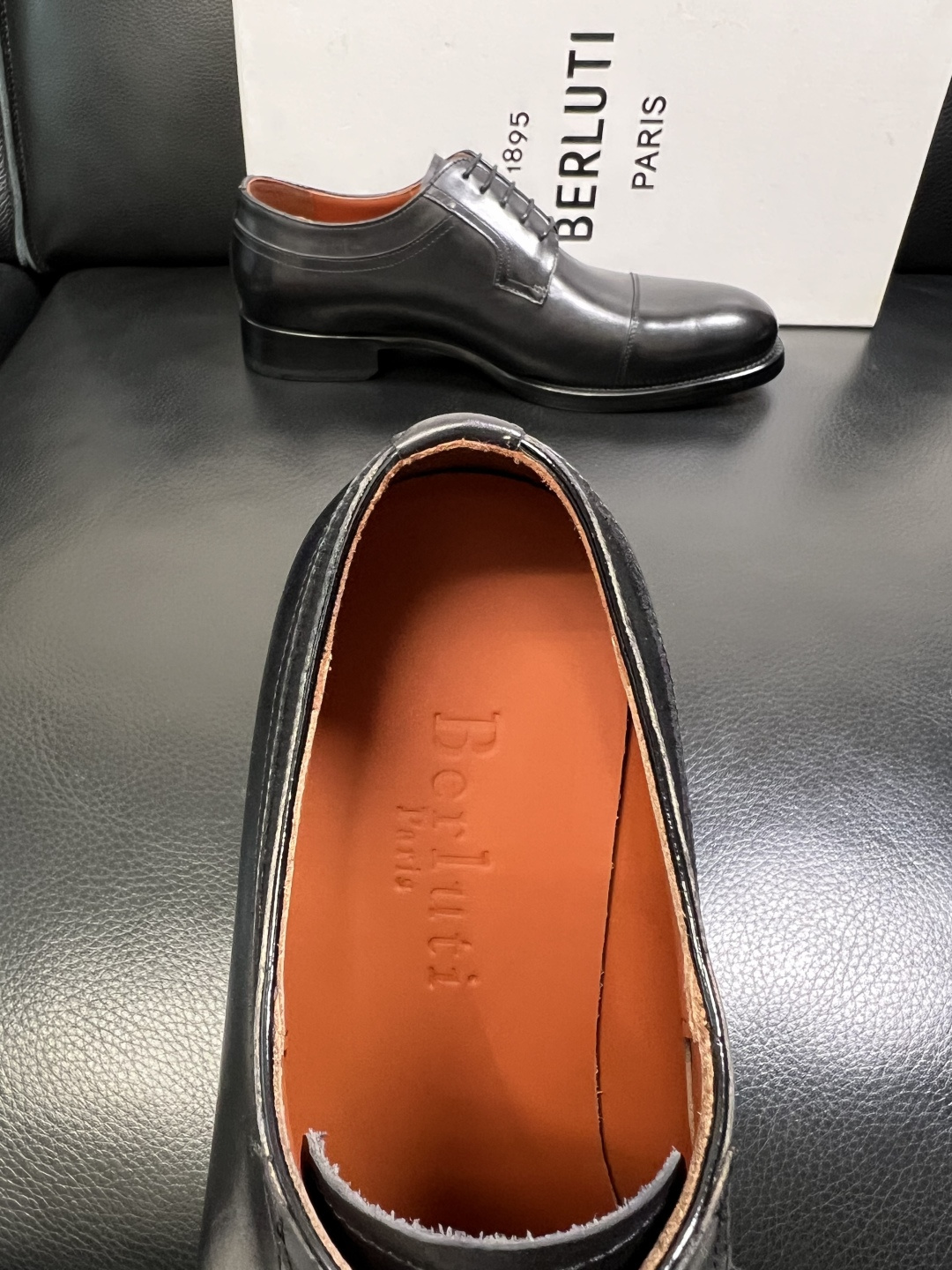 Berluti 顶级代购 布鲁提 专柜同步发售原厂配置，意大利进口牛皮面料，全进口水染牛皮里垫，鞋底：原