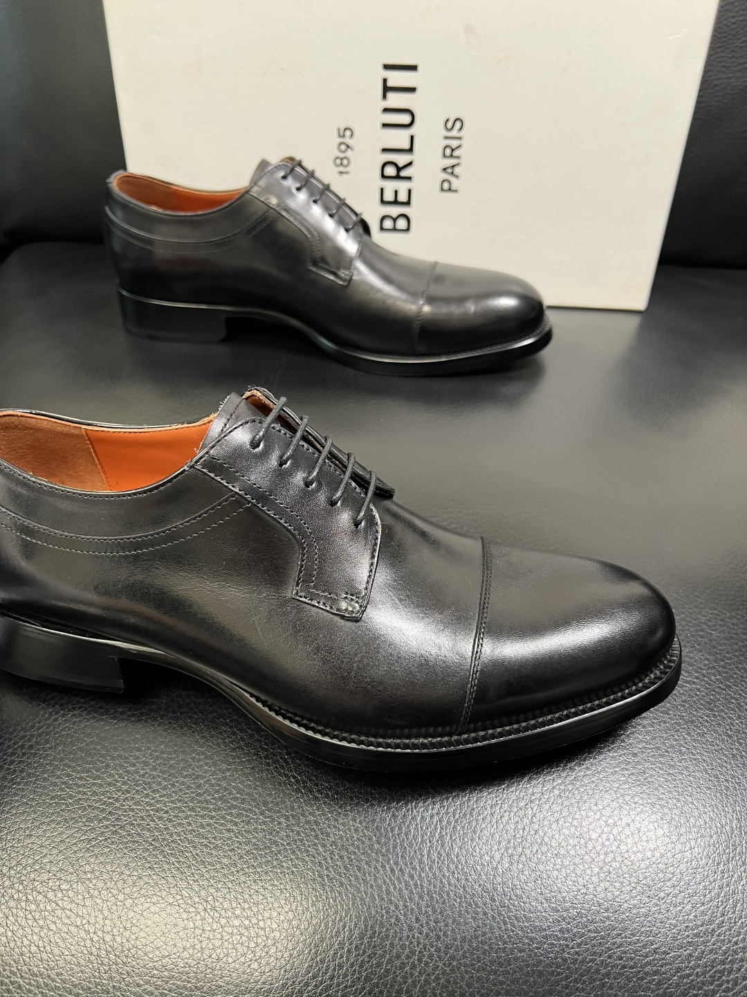 Berluti 顶级代购 布鲁提 专柜同步发售原厂配置，意大利进口牛皮面料，全进口水染牛皮里垫，鞋底：原