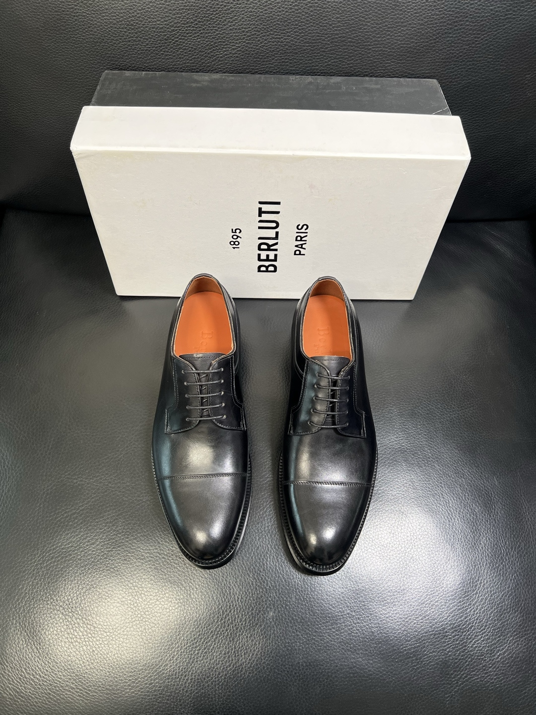 Berluti 顶级代购 布鲁提 专柜同步发售原厂配置，意大利进口牛皮面料，全进口水染牛皮里垫，鞋底：原