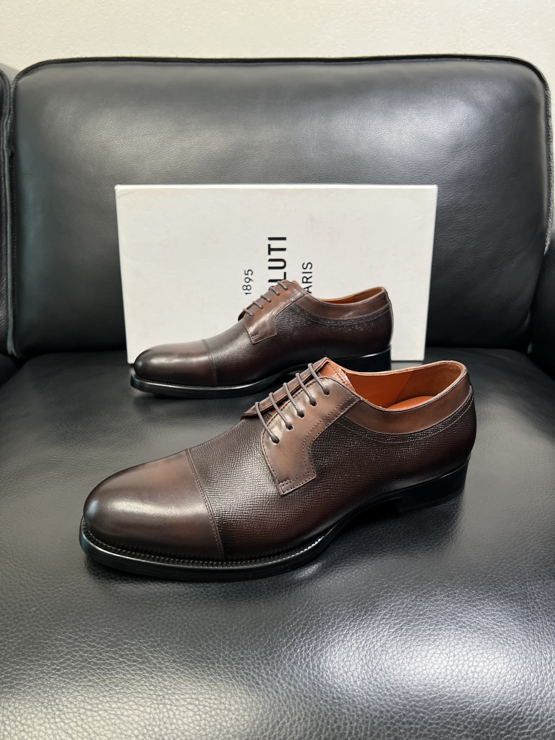 Berluti 顶级代购 布鲁提 专柜同步发售原厂配置，意大利进口牛皮面料，全进口水染牛皮里垫，鞋底：原