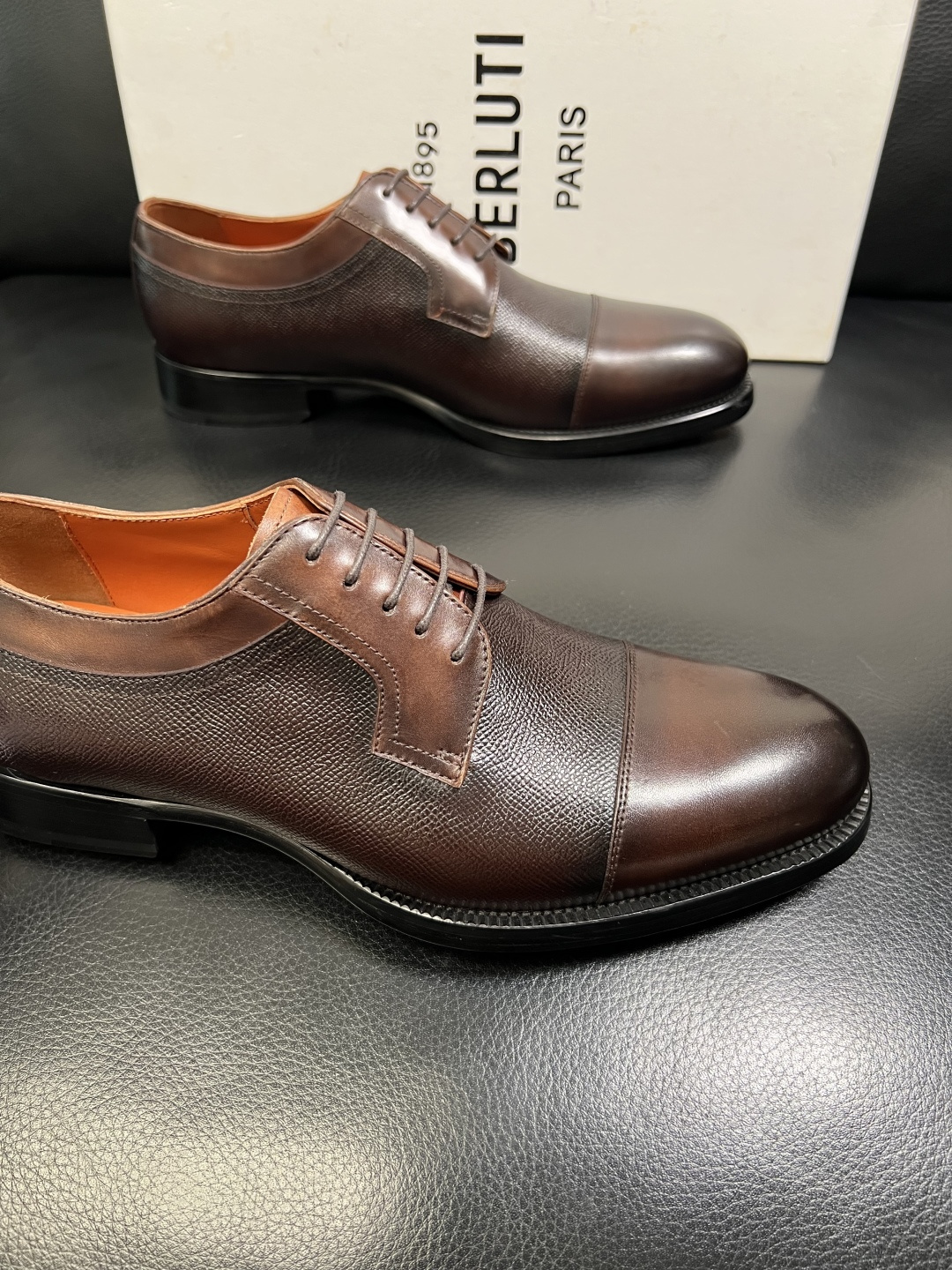 Berluti 顶级代购 布鲁提 专柜同步发售原厂配置，意大利进口牛皮面料，全进口水染牛皮里垫，鞋底：原