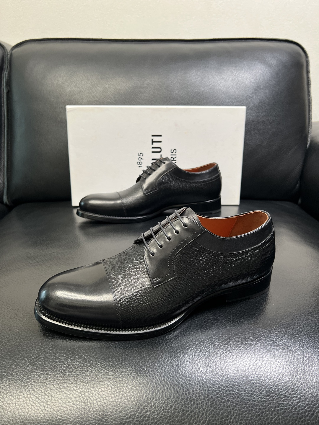 Berluti 顶级代购 布鲁提 专柜同步发售原厂配置，意大利进口牛皮面料，全进口水染牛皮里垫，鞋底：原