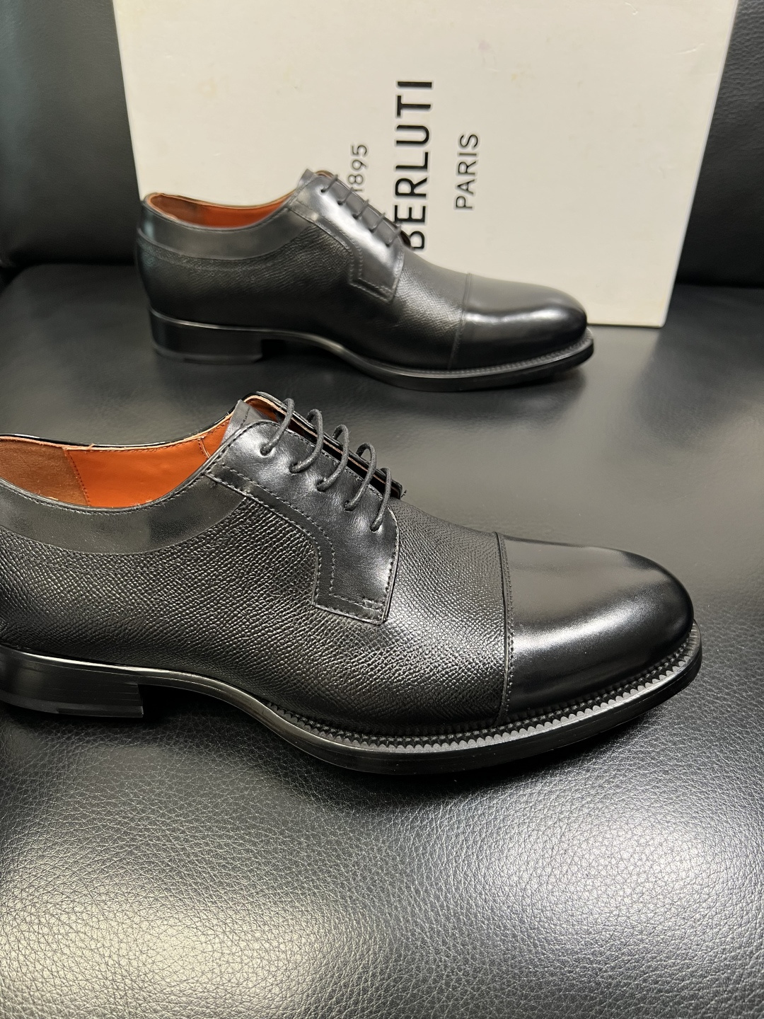 Berluti 顶级代购 布鲁提 专柜同步发售原厂配置，意大利进口牛皮面料，全进口水染牛皮里垫，鞋底：原