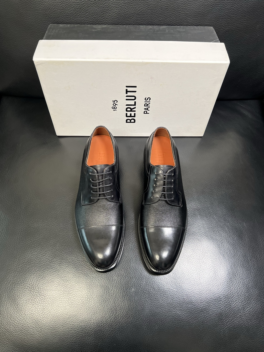 Berluti 顶级代购 布鲁提 专柜同步发售原厂配置，意大利进口牛皮面料，全进口水染牛皮里垫，鞋底：原