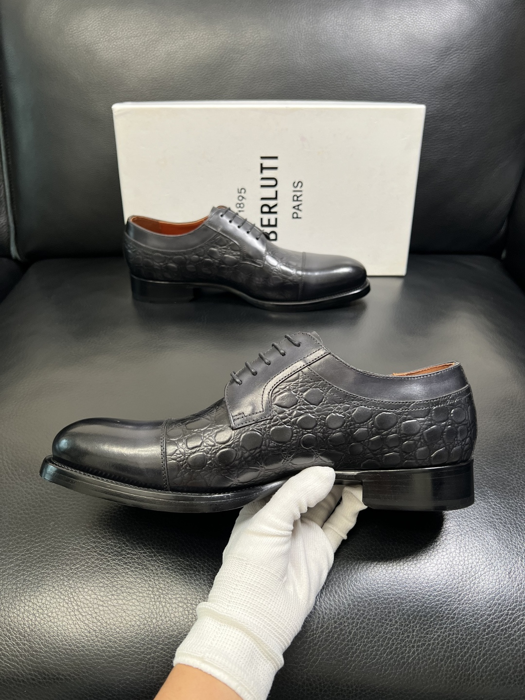 Berluti 顶级代购 布鲁提 专柜同步发售原厂配置，意大利进口牛皮面料，全进口水染牛皮里垫，鞋底：原