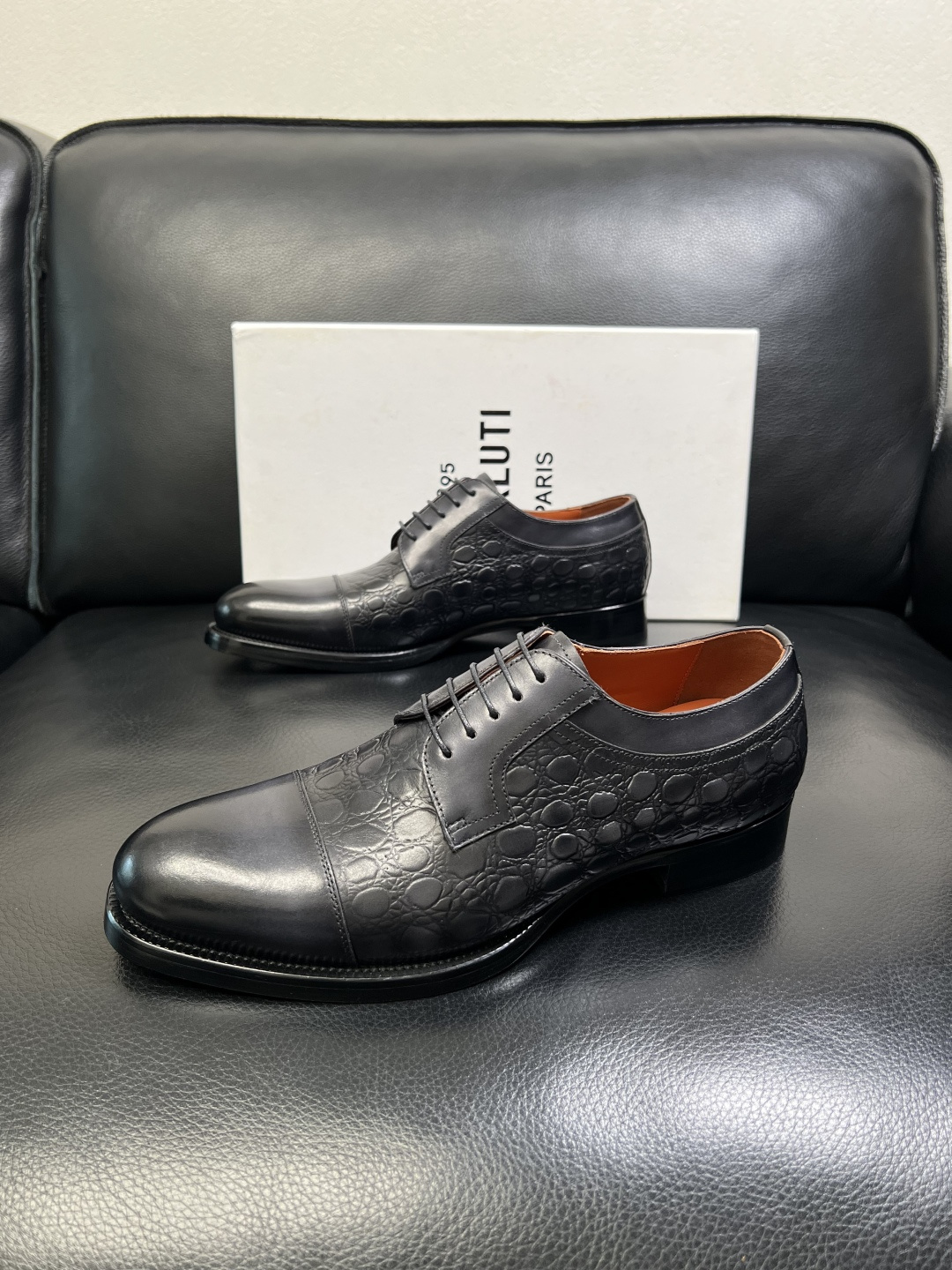 Berluti 顶级代购 布鲁提 专柜同步发售原厂配置，意大利进口牛皮面料，全进口水染牛皮里垫，鞋底：原