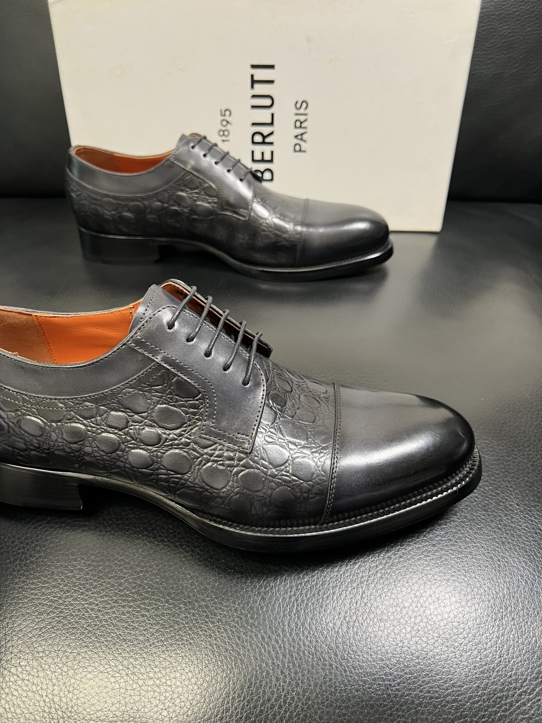 Berluti 顶级代购 布鲁提 专柜同步发售原厂配置，意大利进口牛皮面料，全进口水染牛皮里垫，鞋底：原