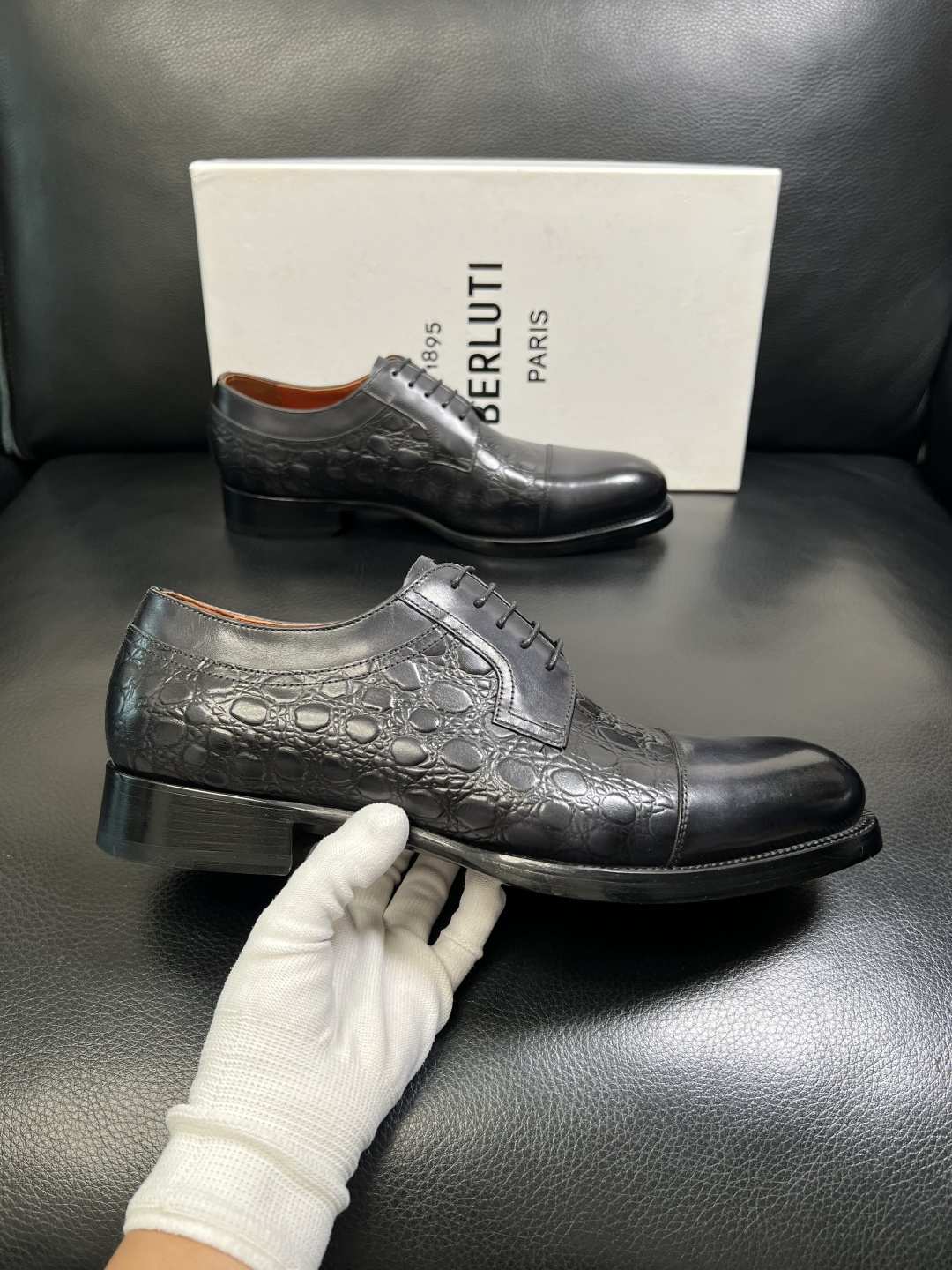 Berluti 顶级代购 布鲁提 专柜同步发售原厂配置，意大利进口牛皮面料，全进口水染牛皮里垫，鞋底：原