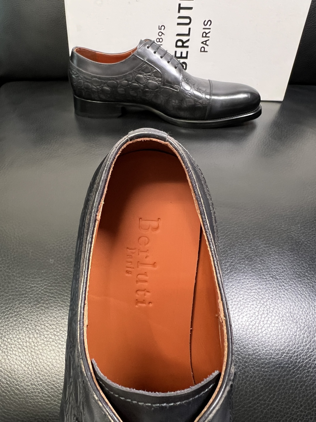 Berluti 顶级代购 布鲁提 专柜同步发售原厂配置，意大利进口牛皮面料，全进口水染牛皮里垫，鞋底：原