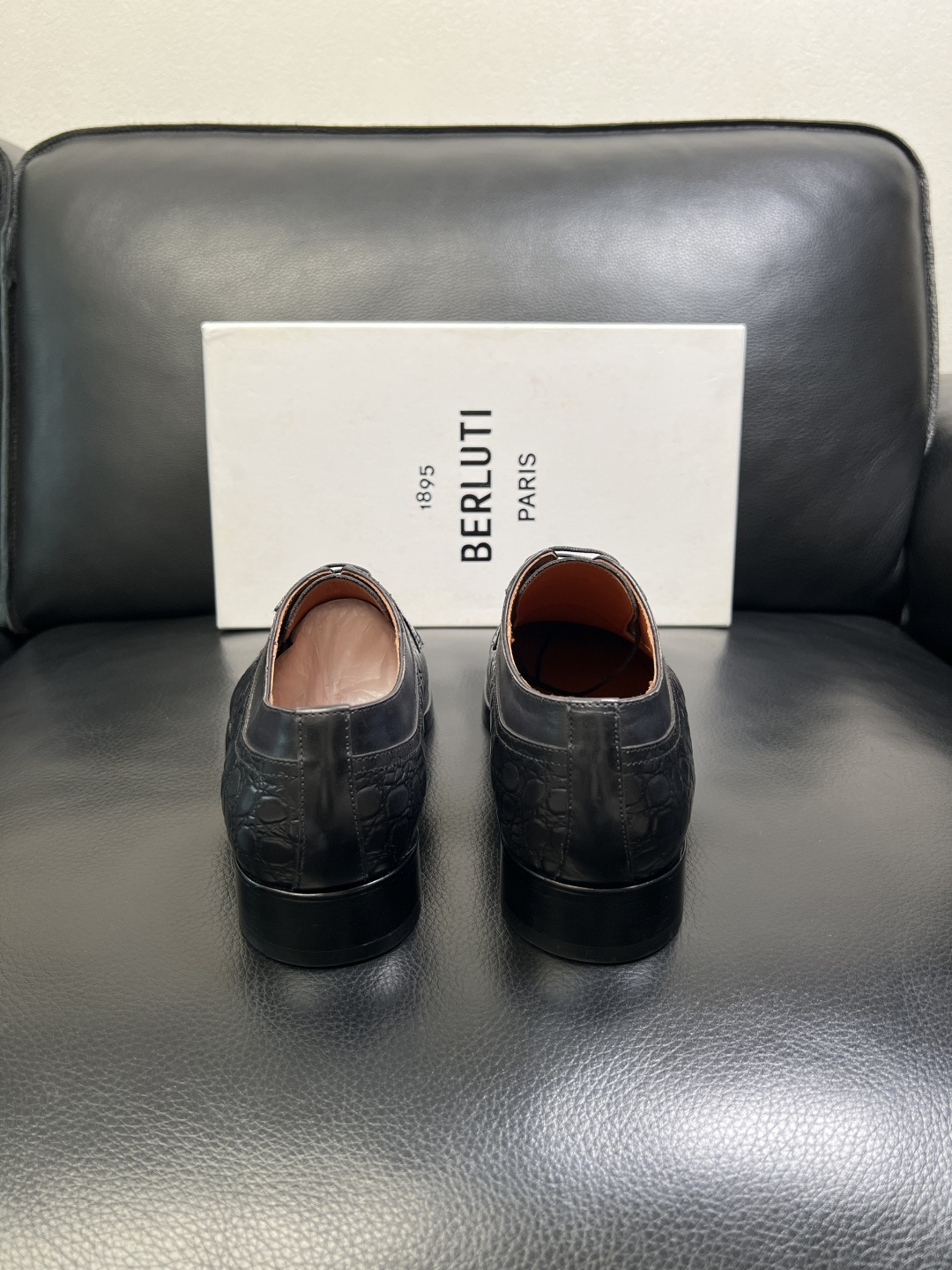 Berluti 顶级代购 布鲁提 专柜同步发售原厂配置，意大利进口牛皮面料，全进口水染牛皮里垫，鞋底：原