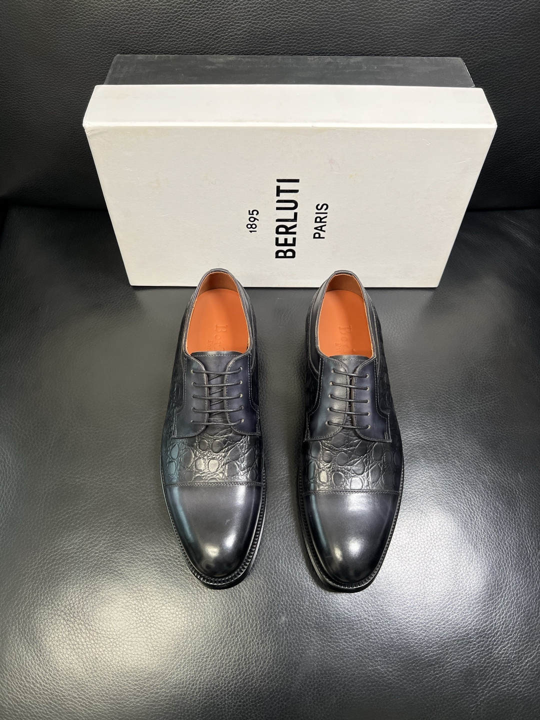 Berluti 顶级代购 布鲁提 专柜同步发售原厂配置，意大利进口牛皮面料，全进口水染牛皮里垫，鞋底：原
