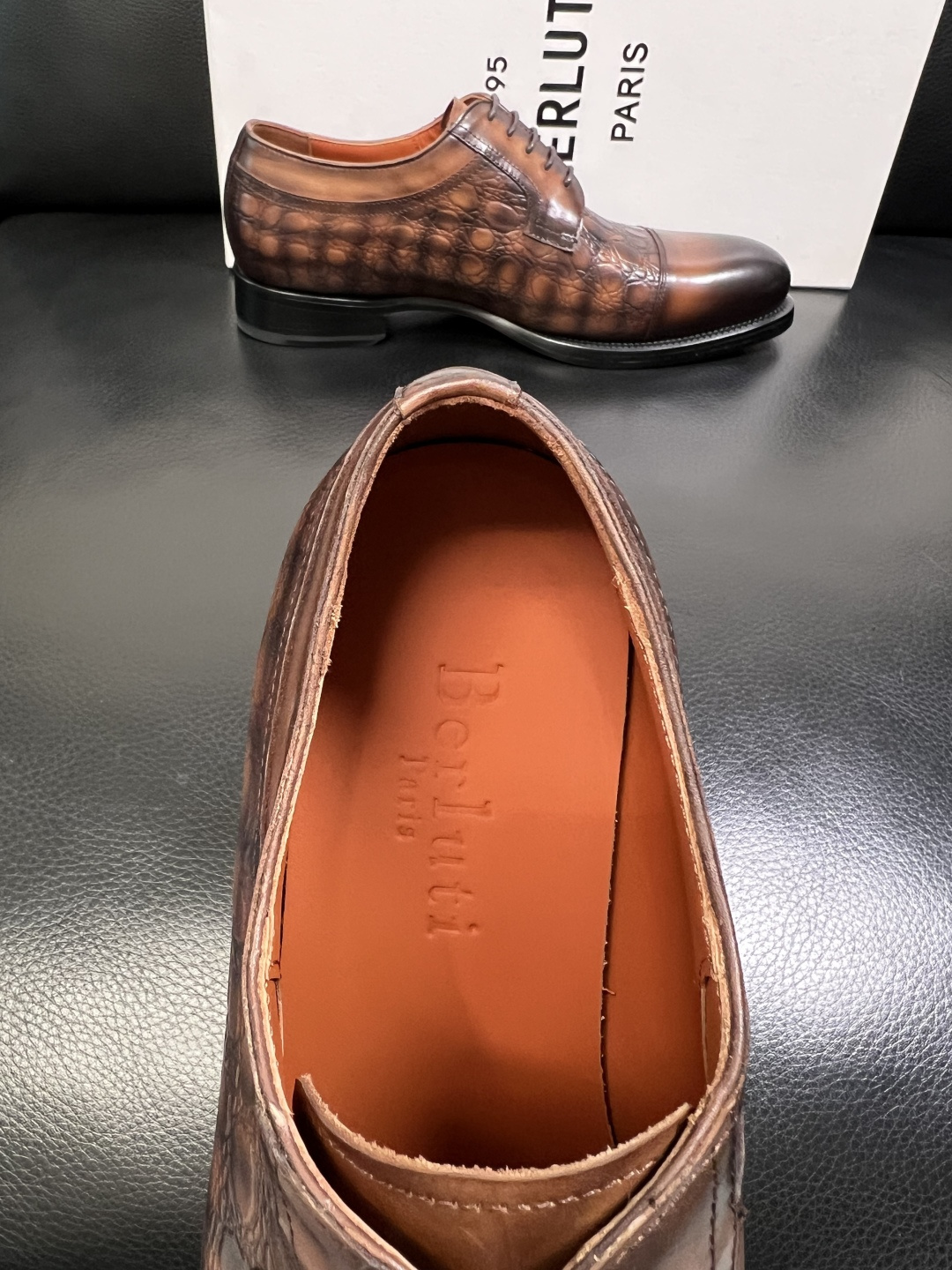 Berluti 顶级代购 布鲁提 专柜同步发售原厂配置，意大利进口牛皮面料，全进口水染牛皮里垫，鞋底：原