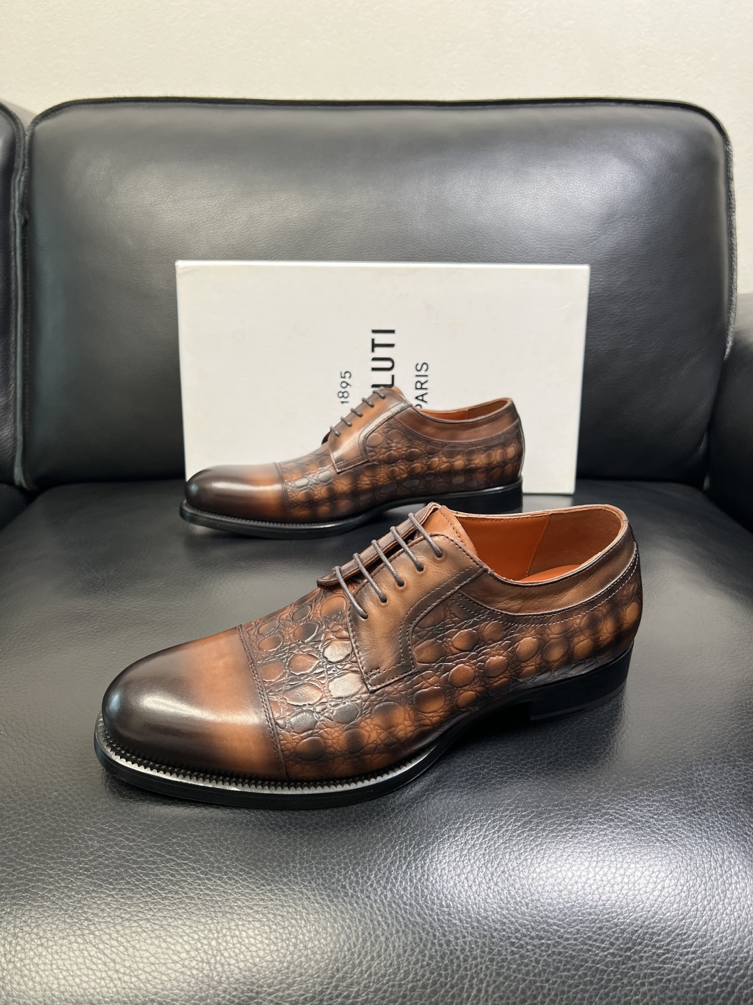 Berluti 顶级代购 布鲁提 专柜同步发售原厂配置，意大利进口牛皮面料，全进口水染牛皮里垫，鞋底：原