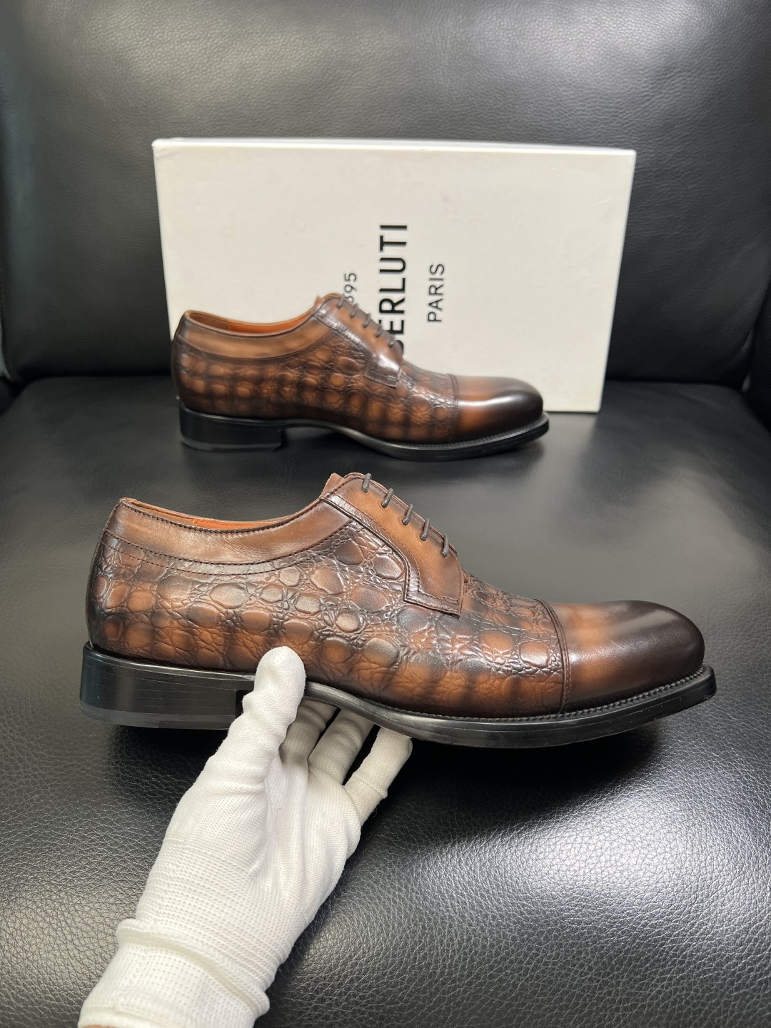 Berluti 顶级代购 布鲁提 专柜同步发售原厂配置，意大利进口牛皮面料，全进口水染牛皮里垫，鞋底：原