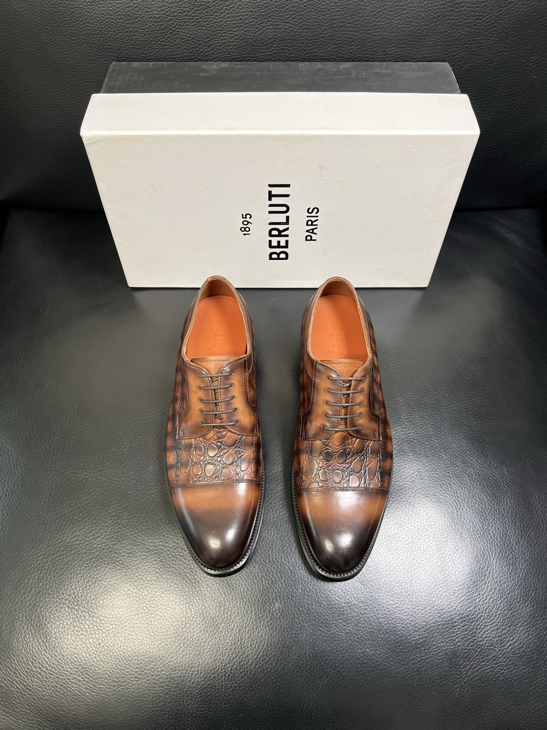 Berluti 顶级代购 布鲁提 专柜同步发售原厂配置，意大利进口牛皮面料，全进口水染牛皮里垫，鞋底：原