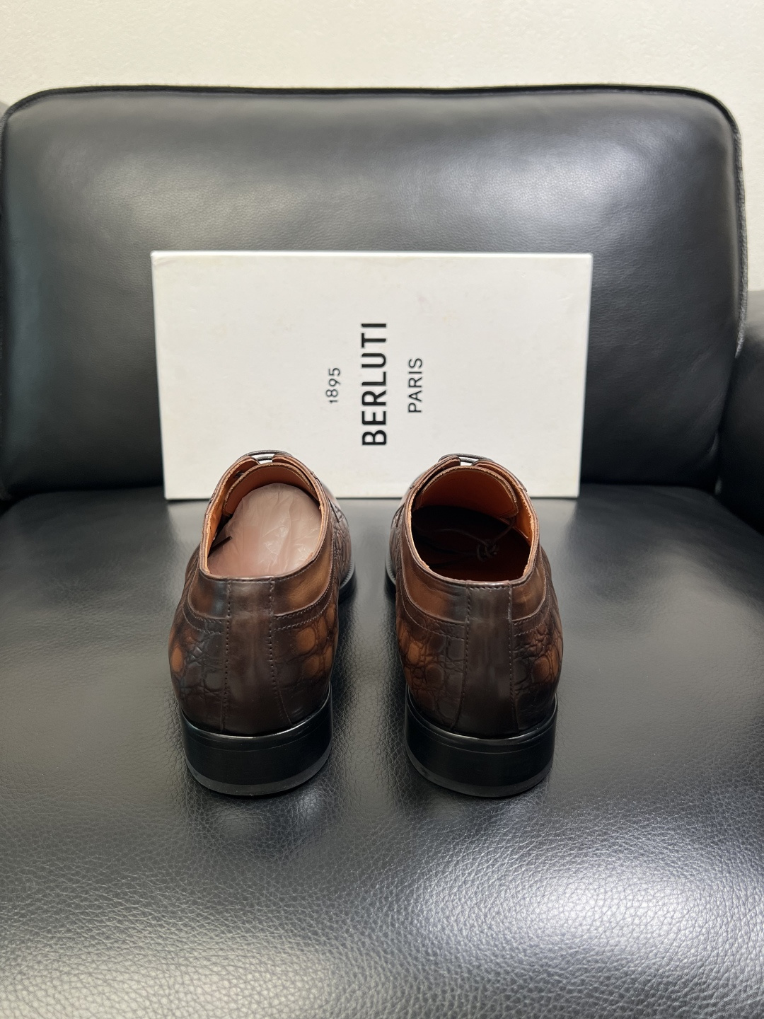 Berluti 顶级代购 布鲁提 专柜同步发售原厂配置，意大利进口牛皮面料，全进口水染牛皮里垫，鞋底：原