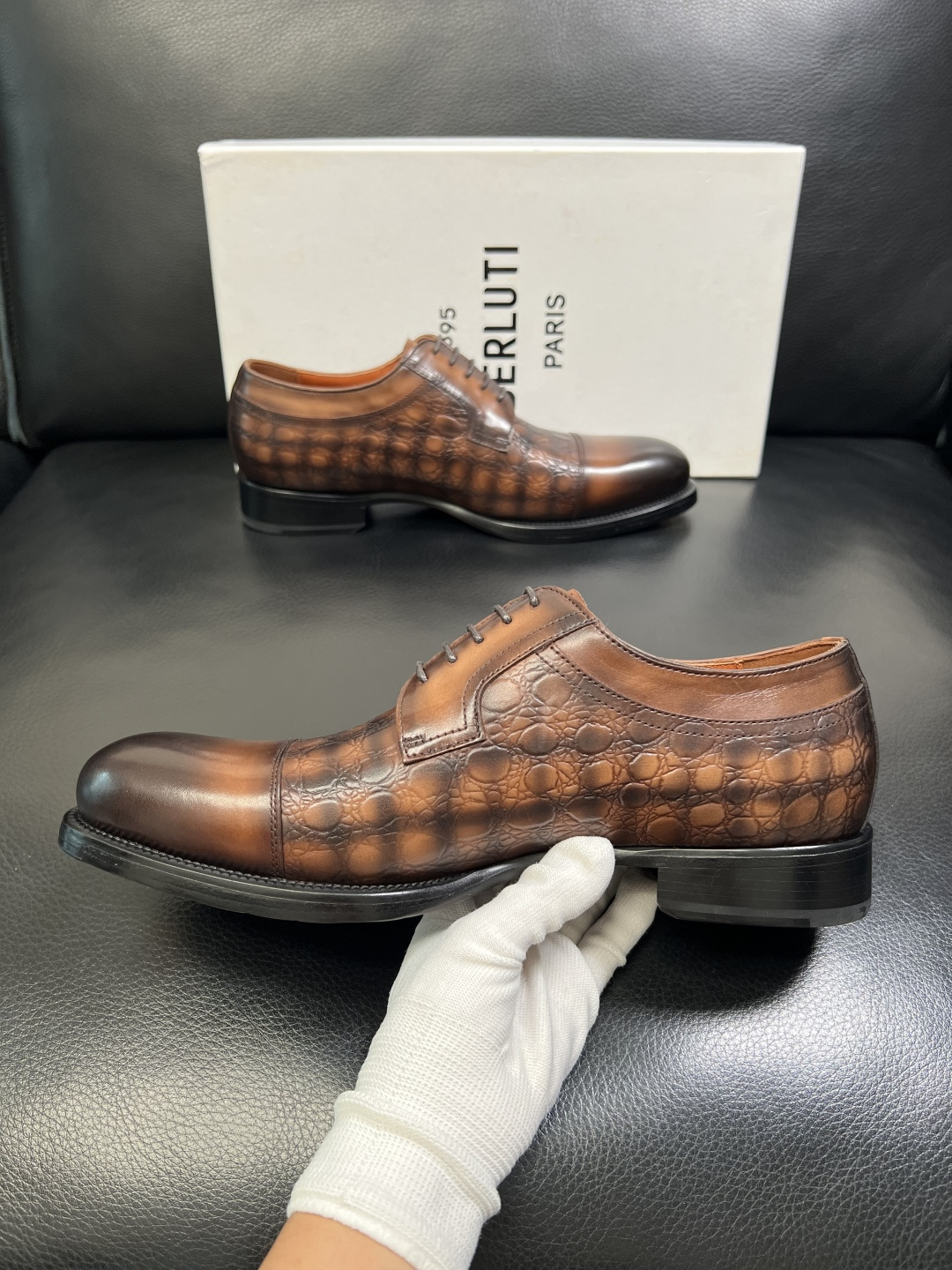 Berluti 顶级代购 布鲁提 专柜同步发售原厂配置，意大利进口牛皮面料，全进口水染牛皮里垫，鞋底：原