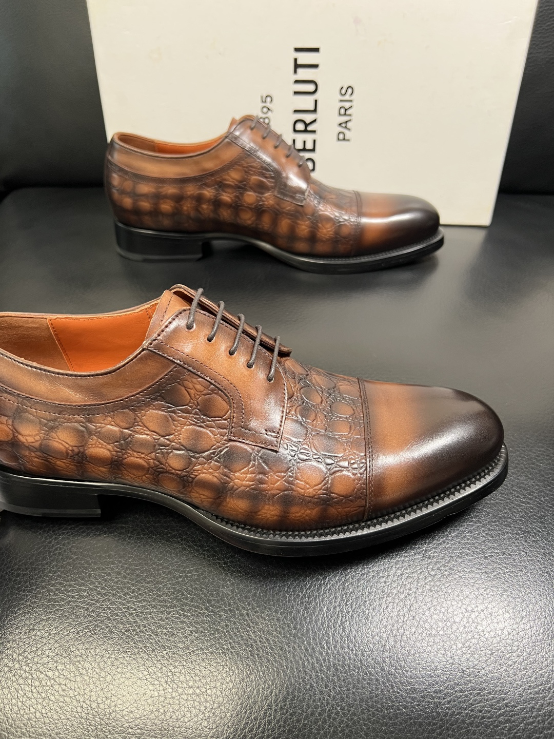 Berluti 顶级代购 布鲁提 专柜同步发售原厂配置，意大利进口牛皮面料，全进口水染牛皮里垫，鞋底：原