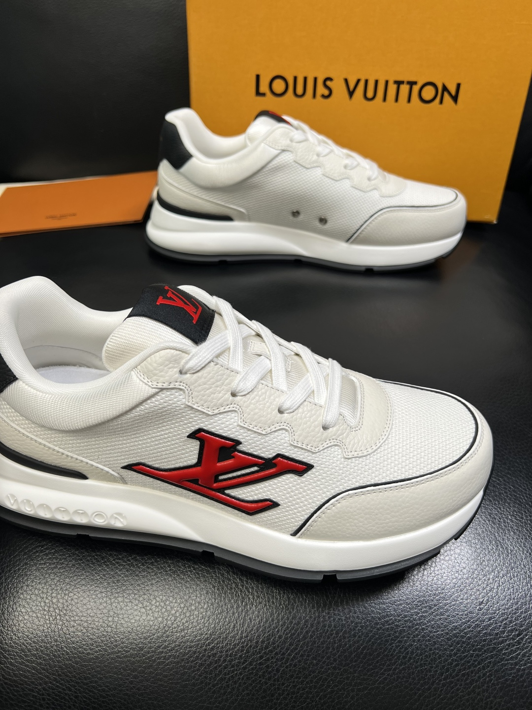 Lv 高品质 顶级工艺品 路易威登，专柜同步原厂配置，鞋面意大利进口，高品质拼接缤纷色彩复杂工艺品，进口