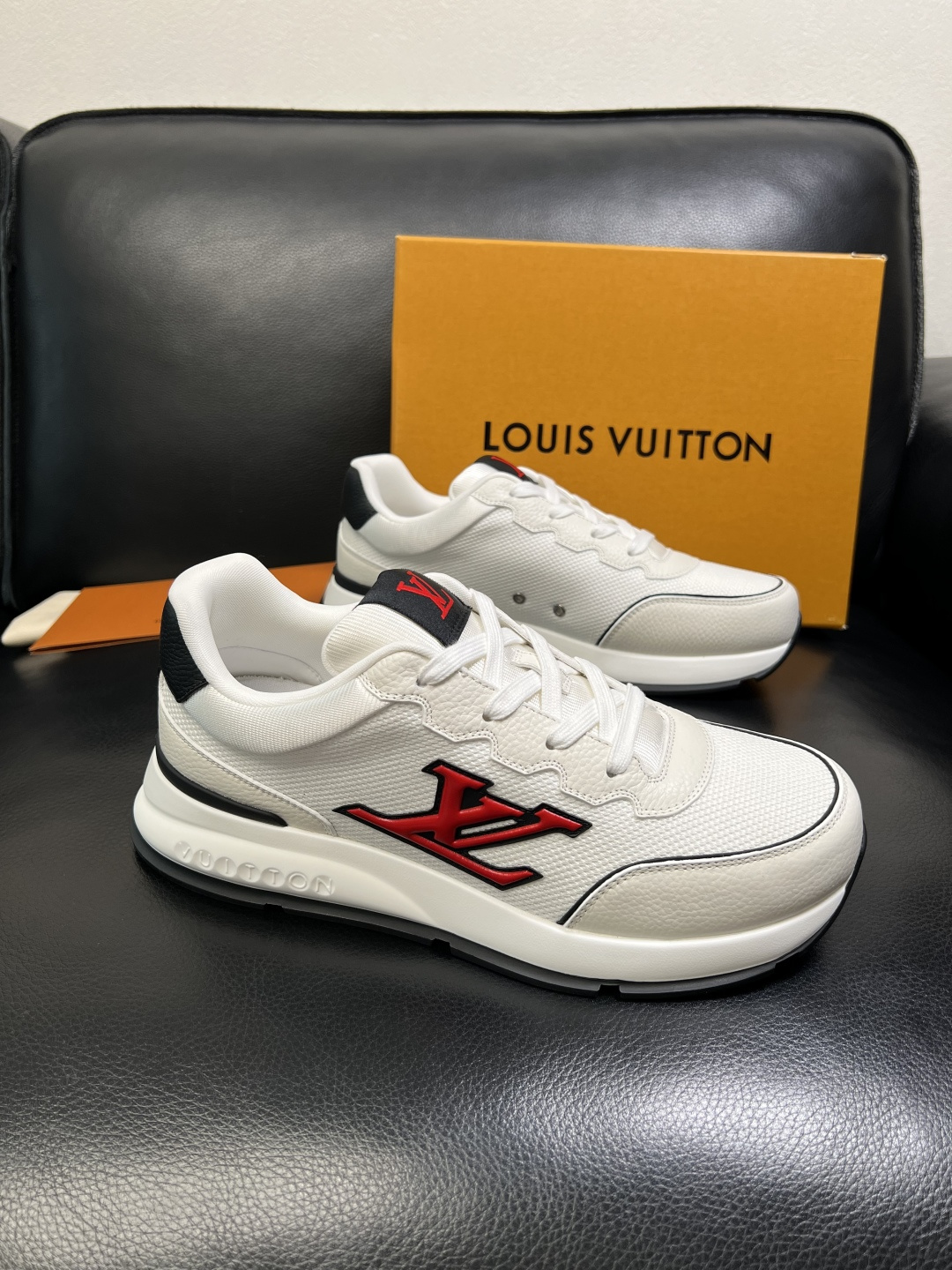 Lv 高品质 顶级工艺品 路易威登，专柜同步原厂配置，鞋面意大利进口，高品质拼接缤纷色彩复杂工艺品，进口