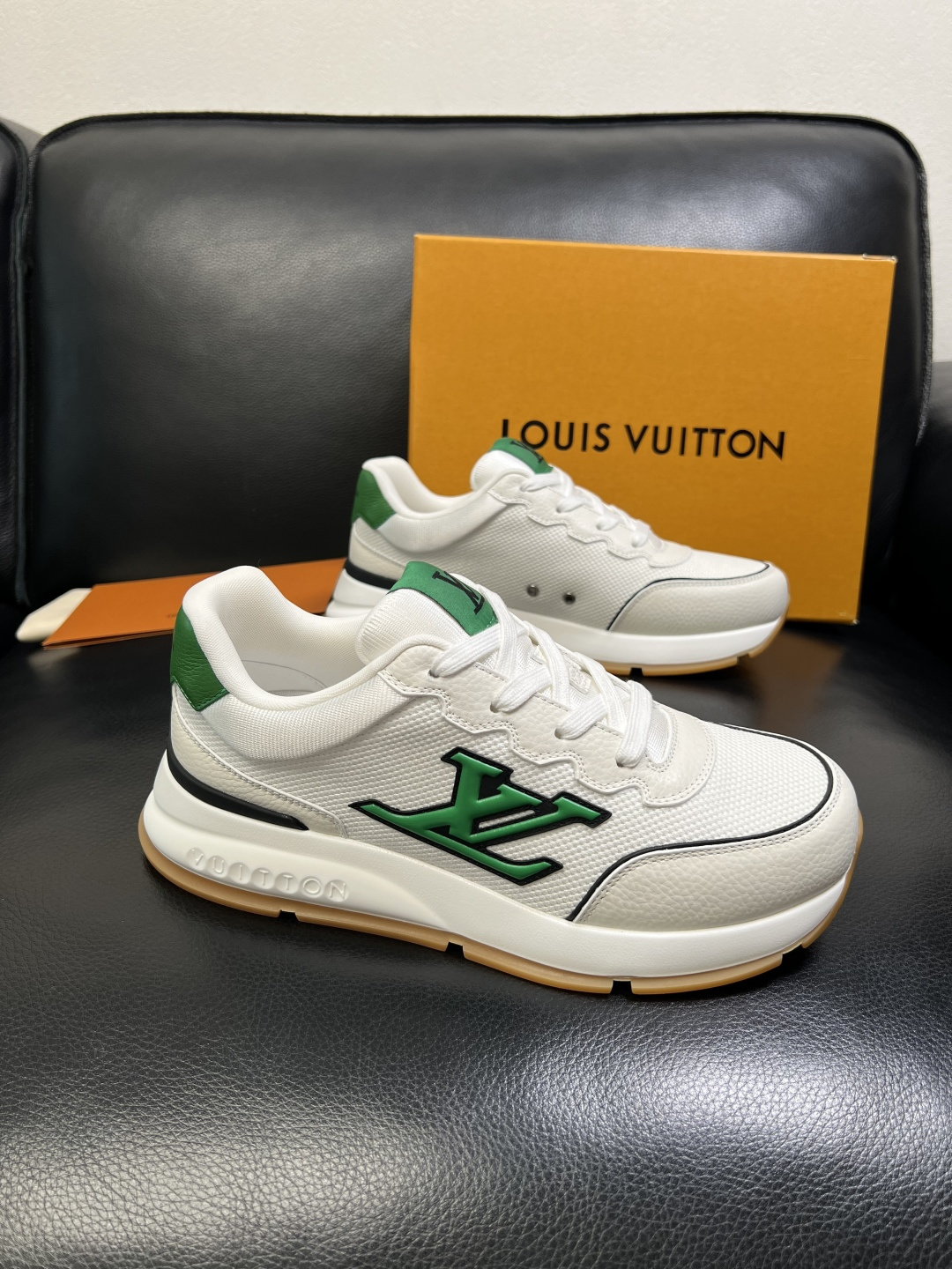 Lv 高品质 顶级工艺品 路易威登，专柜同步原厂配置，鞋面意大利进口，高品质拼接缤纷色彩复杂工艺品，进口