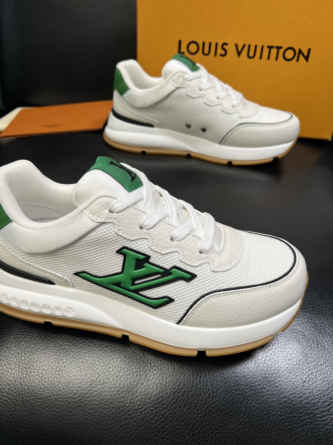 Lv 高品质 顶级工艺品 路易威登，专柜同步原厂配置，鞋面意大利进口，高品质拼接缤纷色彩复杂工艺品，进口