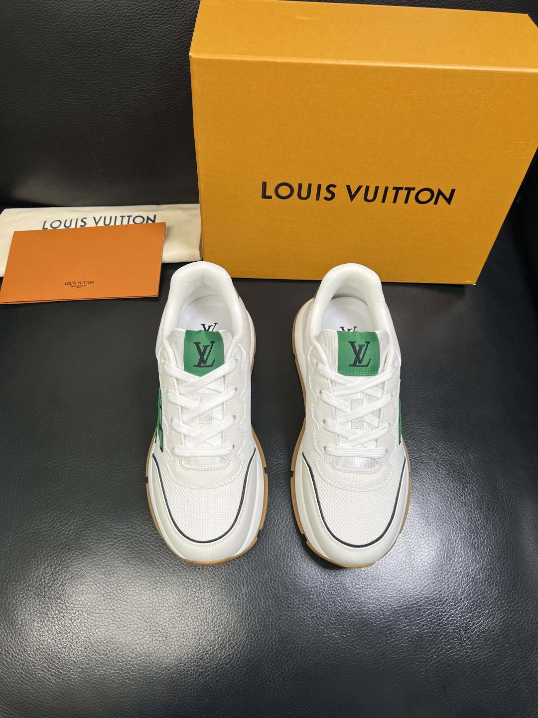 Lv 高品质 顶级工艺品 路易威登，专柜同步原厂配置，鞋面意大利进口，高品质拼接缤纷色彩复杂工艺品，进口