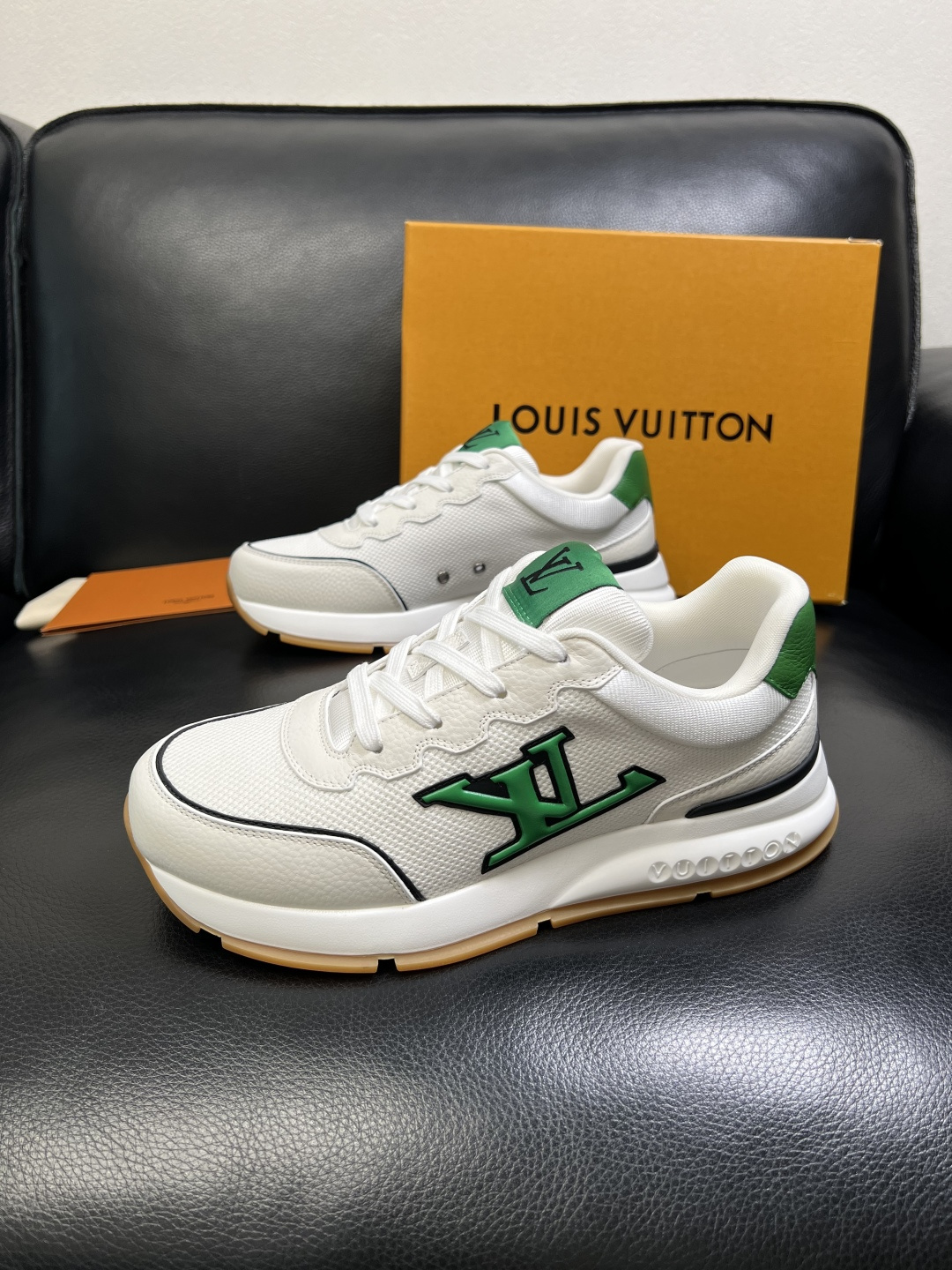 Lv 高品质 顶级工艺品 路易威登，专柜同步原厂配置，鞋面意大利进口，高品质拼接缤纷色彩复杂工艺品，进口