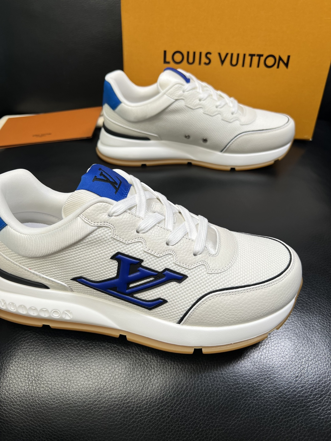 Lv 高品质 顶级工艺品 路易威登，专柜同步原厂配置，鞋面意大利进口，高品质拼接缤纷色彩复杂工艺品，进口