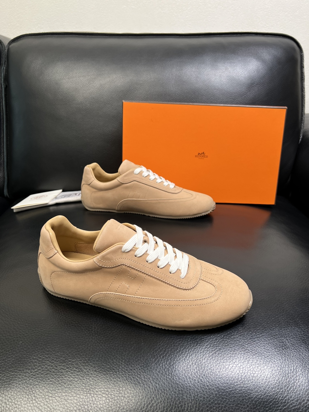 NO:729304,Hermes high-quality top handicrafts. Hermes counters sell original factory configurations at the same time. Original cowhide fabric imported from Italy, high-quality splicing technology, fully imported water-dyed cowhide linings, original soles specially provided by the factory and super comfortable. Original factory and single goods are welcome to compare at the counter. Code number 39-44 (customized 45), hermes, hermes, cowhide19860909Hermes 高品质 顶级工艺品 爱马仕 专柜同步发售原厂配置,意大利进口原版牛皮面料,高品质拼接工艺,全进口水染牛皮里垫,鞋底原厂特供原版底超级舒适,原厂跟单货 欢迎对比专柜同步,码数 39-44（ 订做 45）,,hermes,hermes,cowhide,Men's shoes